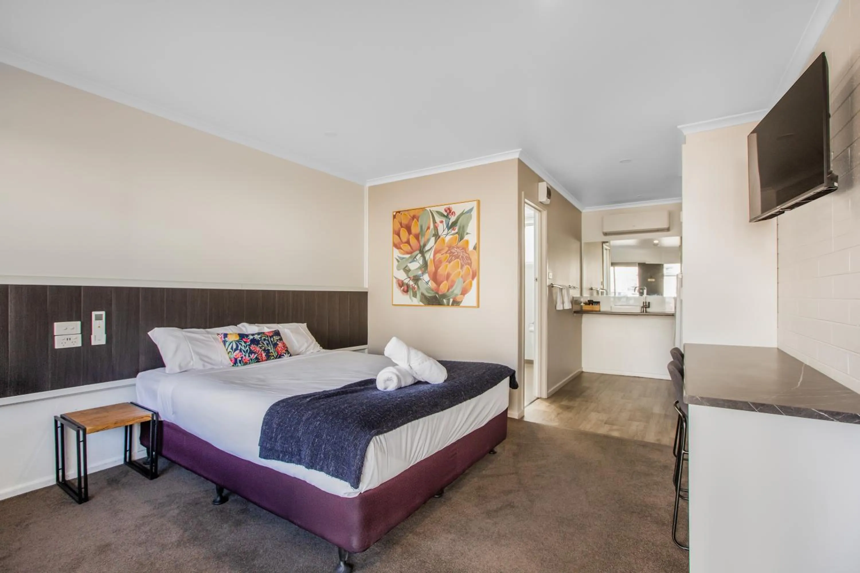 Kitchen or kitchenette, Bed in Finley Country Club Hotel Motel