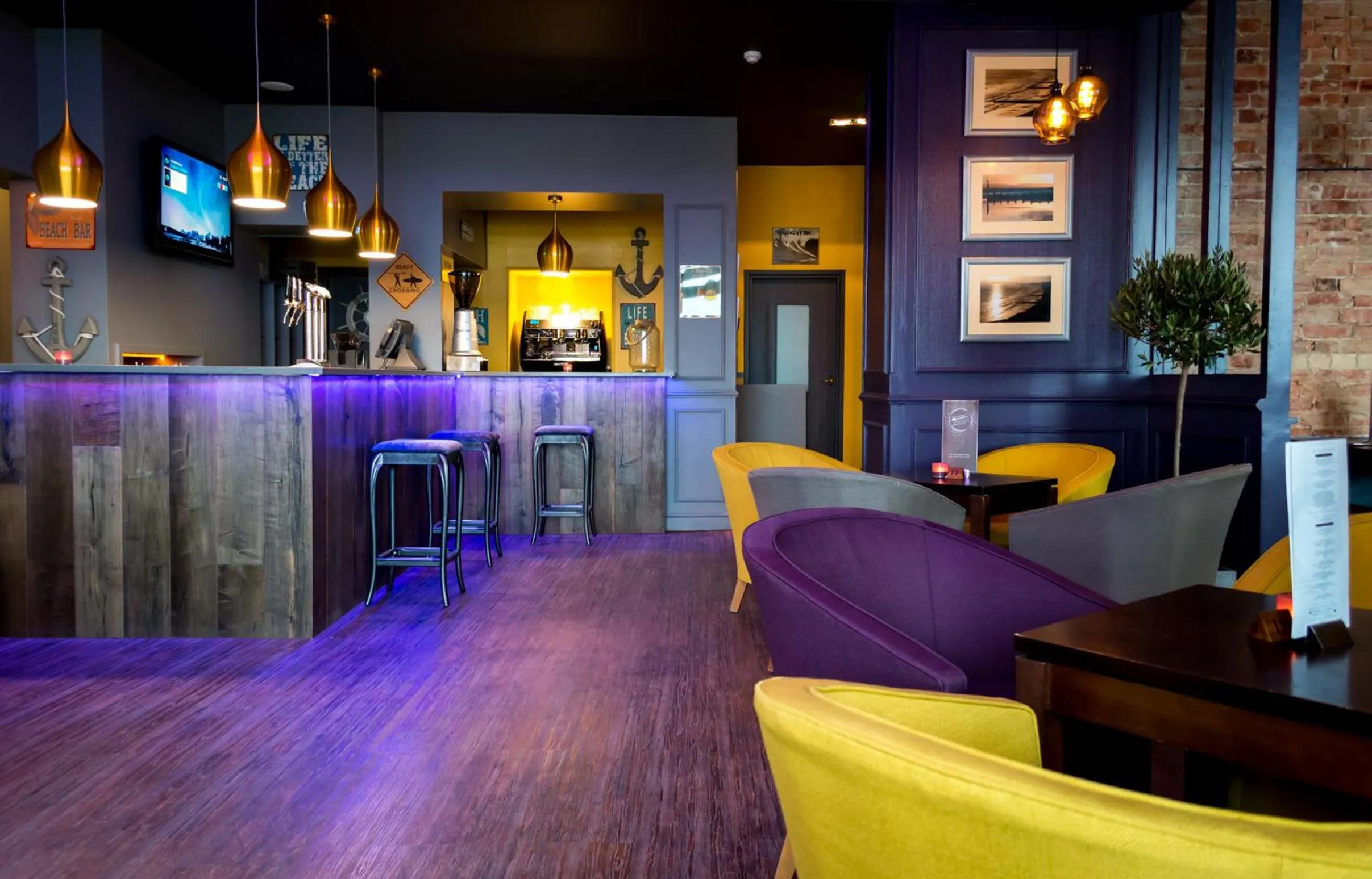 Lounge or bar in Ocean Beach Hotel & Spa - OCEANA COLLECTION