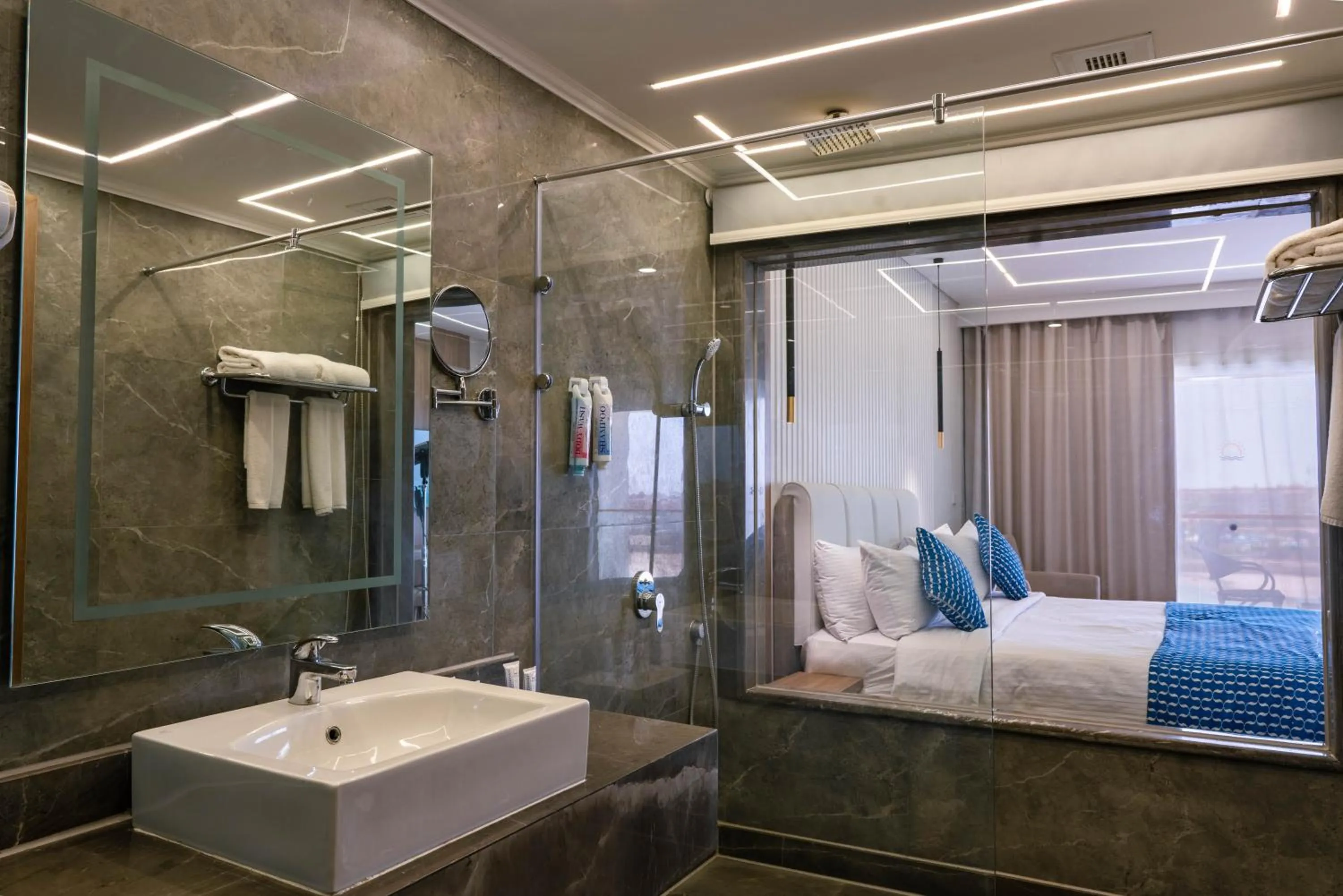 Shower, Bed in Bellagio Beach Resort & Spa