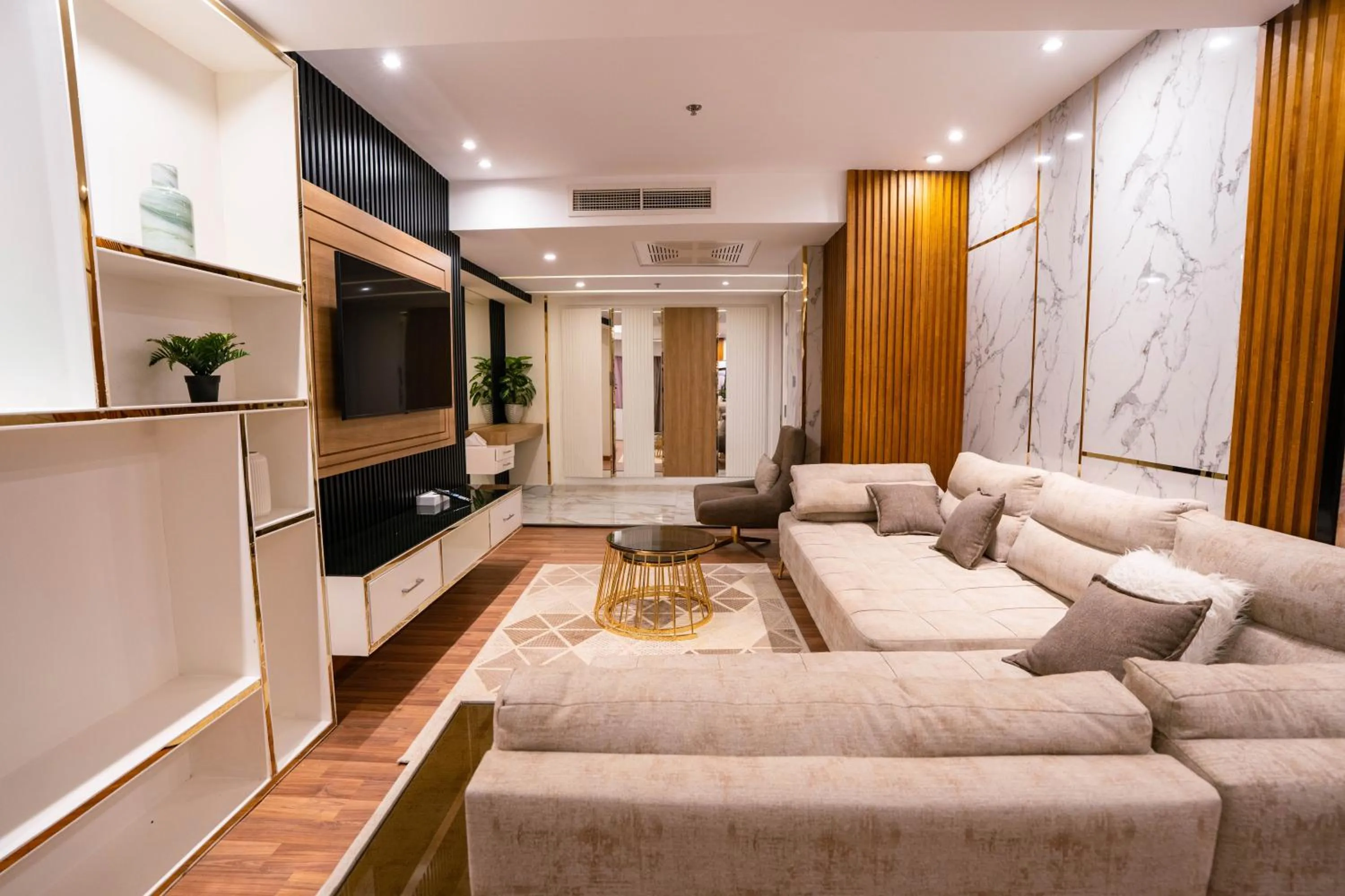 Communal lounge/ TV room in Bellagio Beach Resort & Spa