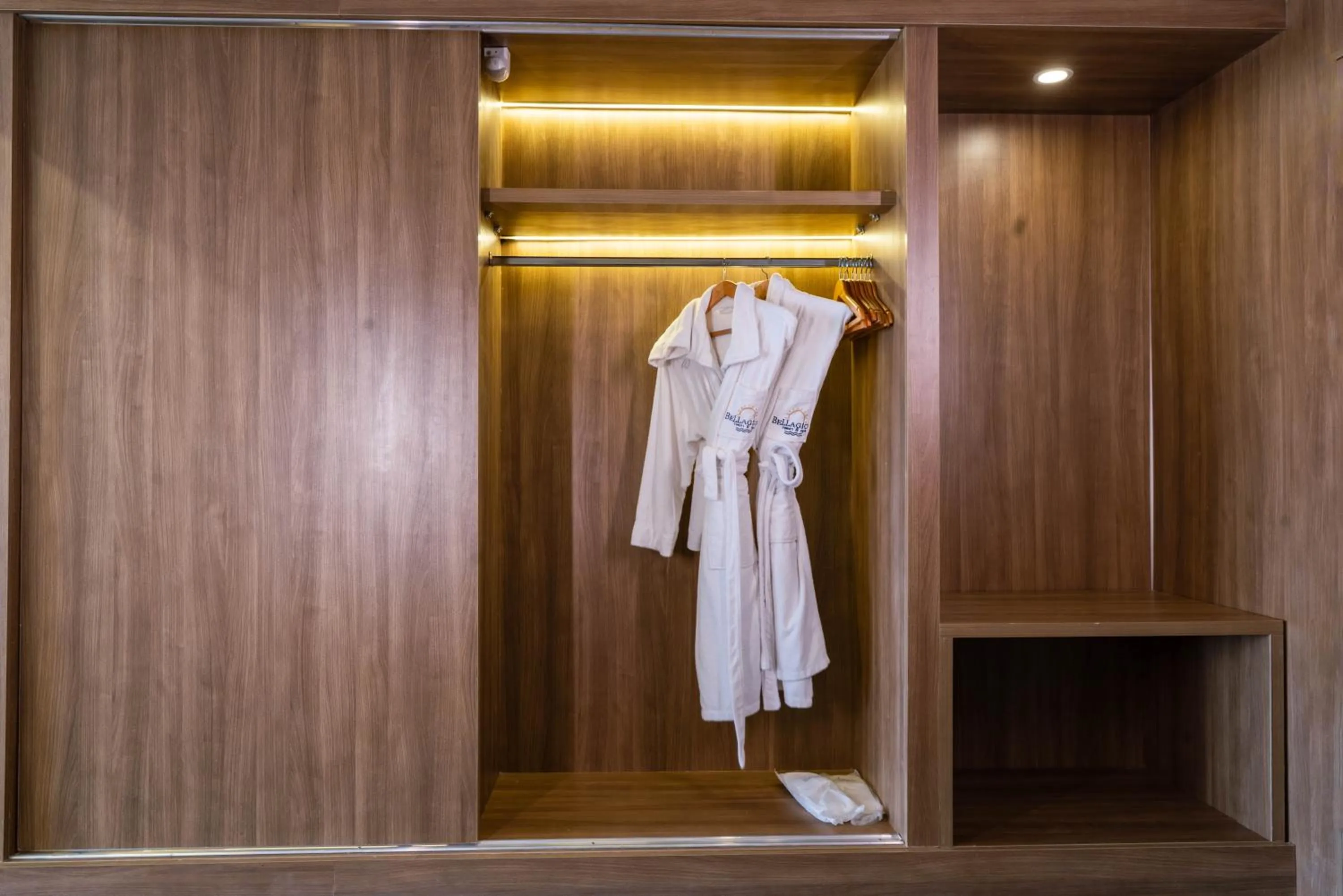 wardrobe in Bellagio Beach Resort & Spa