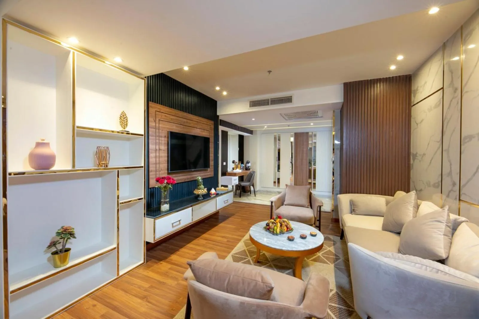 Communal lounge/ TV room in Bellagio Beach Resort & Spa