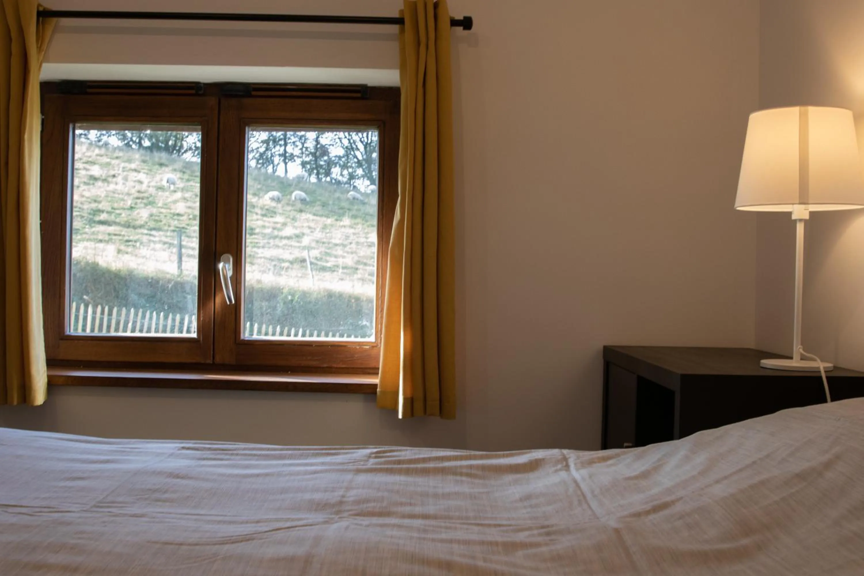 Bed in B&B Ferme de Leuze Rustieke Gîtes nabij Durbuy, eigen laadpalen