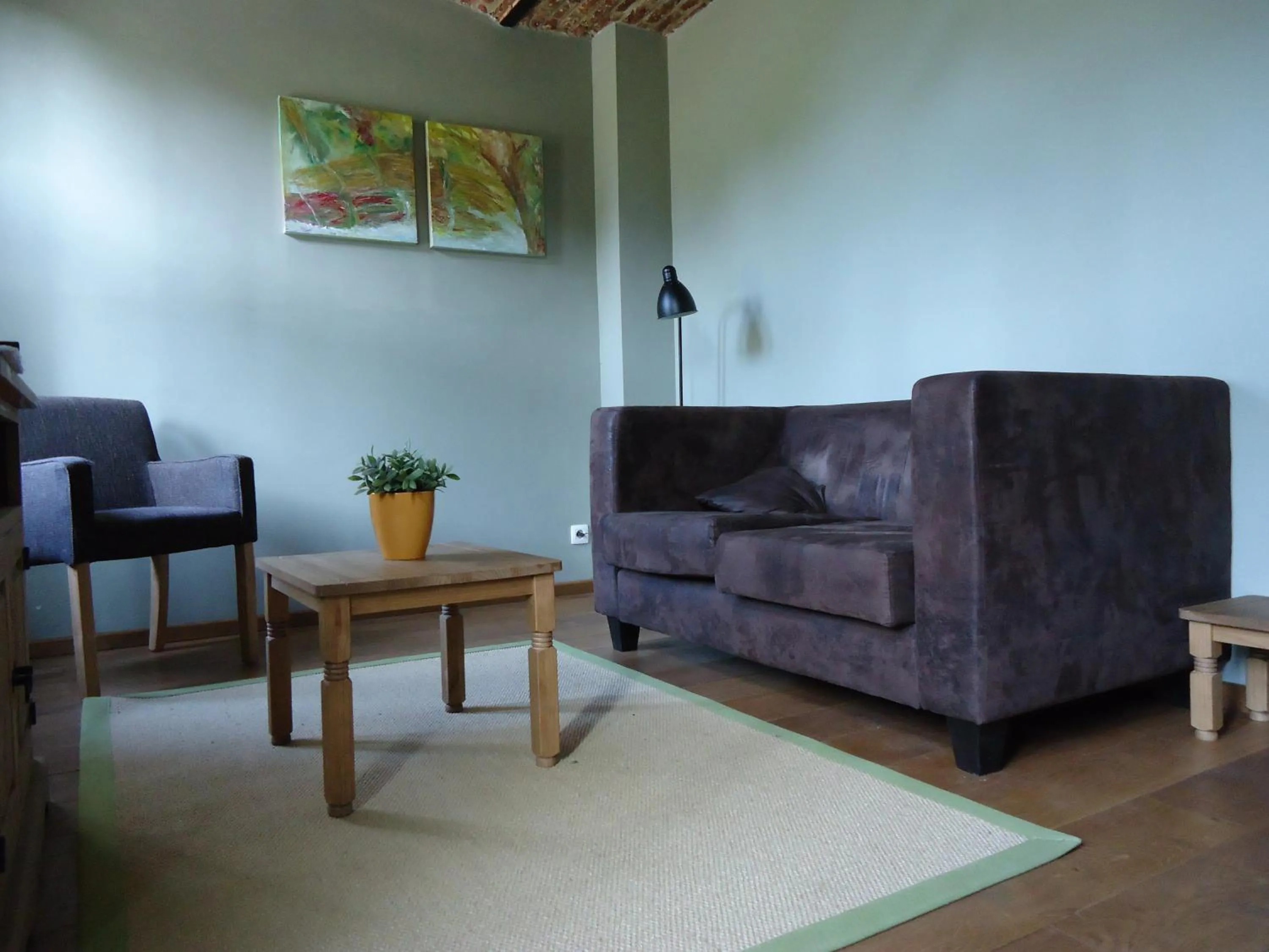 Seating area in B&B Ferme de Leuze Rustieke Gîtes nabij Durbuy, eigen laadpalen