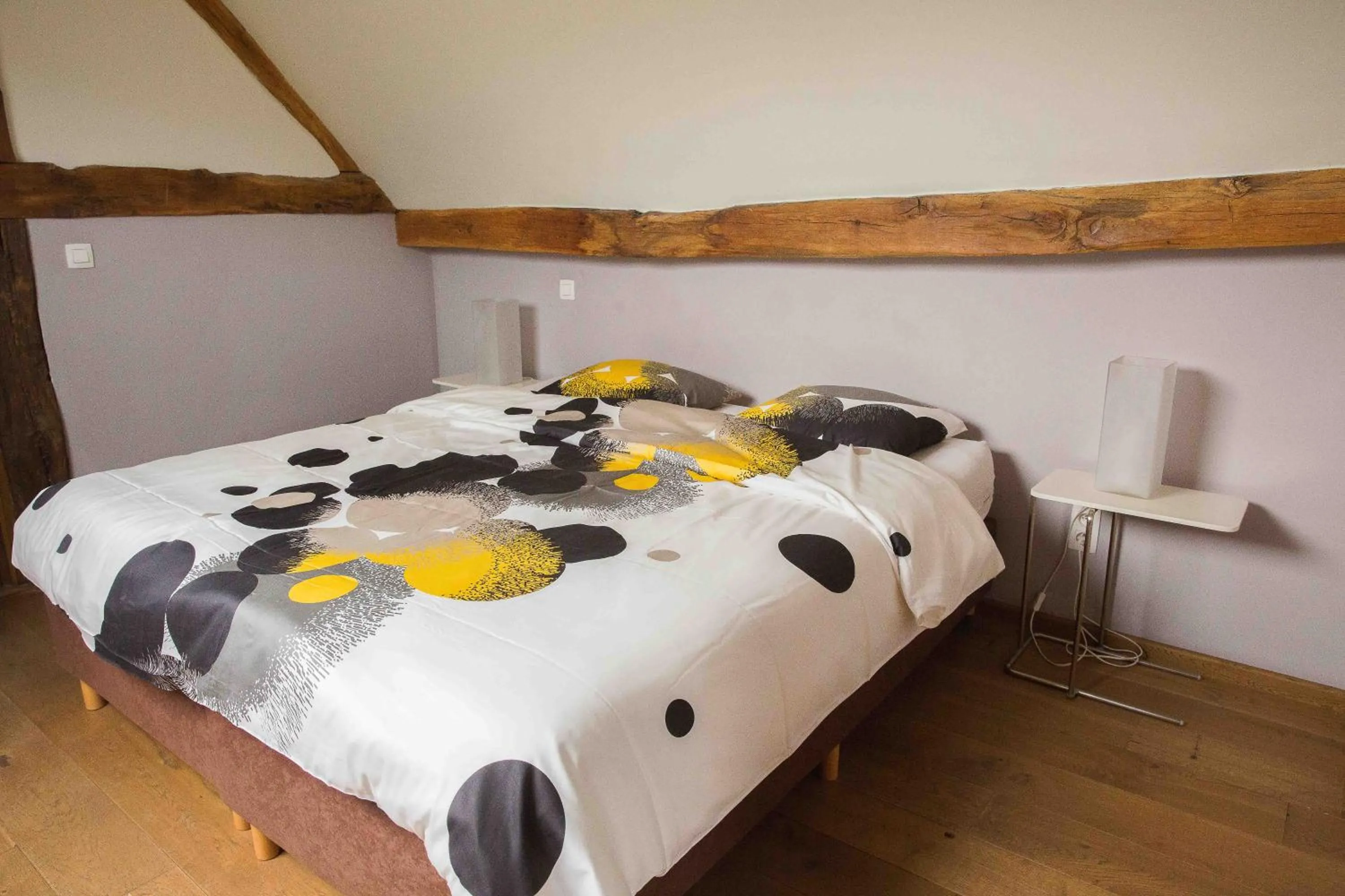 Bed in B&B Ferme de Leuze Rustieke Gîtes nabij Durbuy, eigen laadpalen