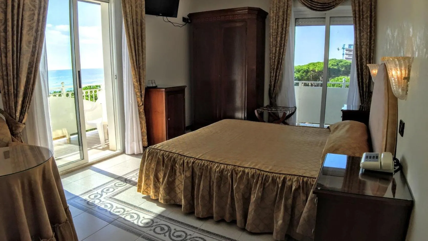 Day, Bed in Hotel Miramare