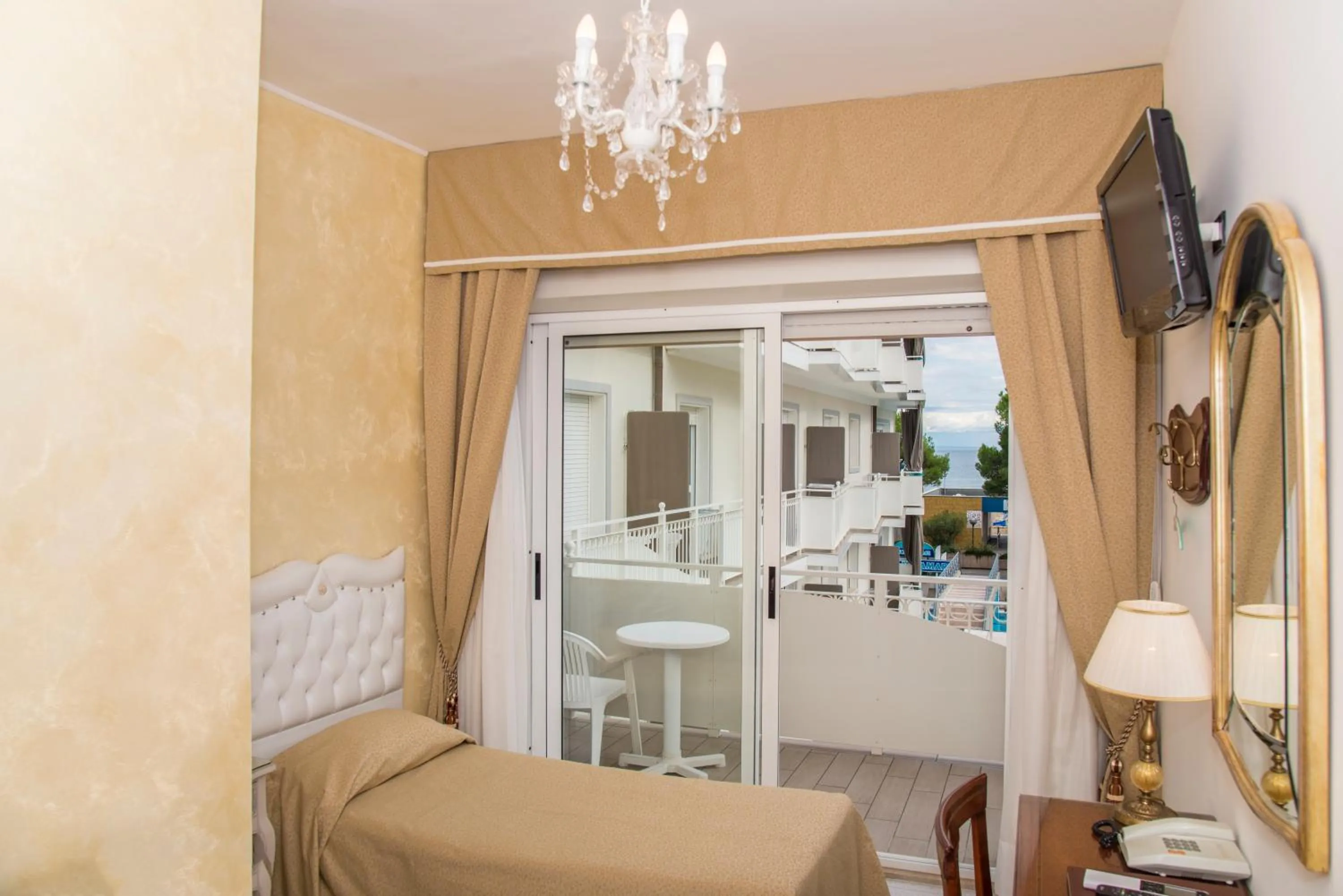 Day, Bed in Hotel Miramare