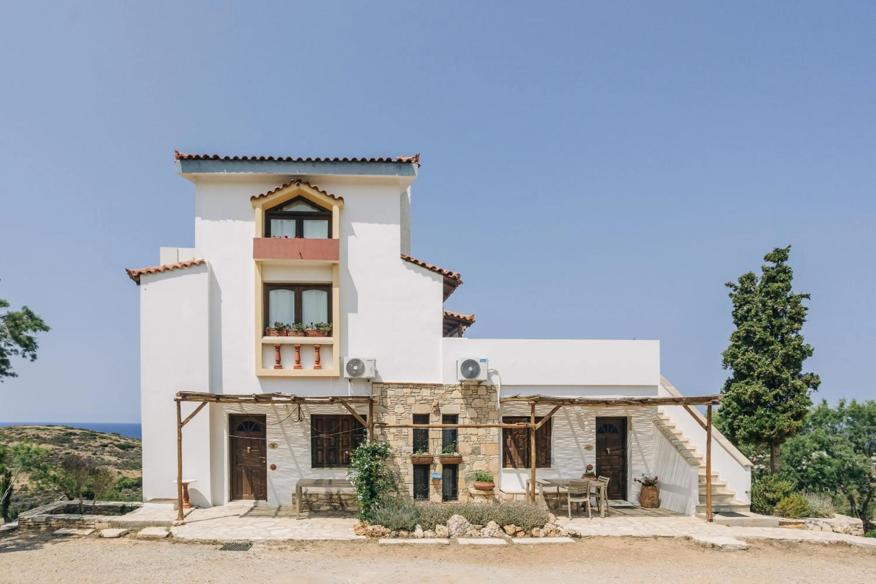 Property building in Iliatoras