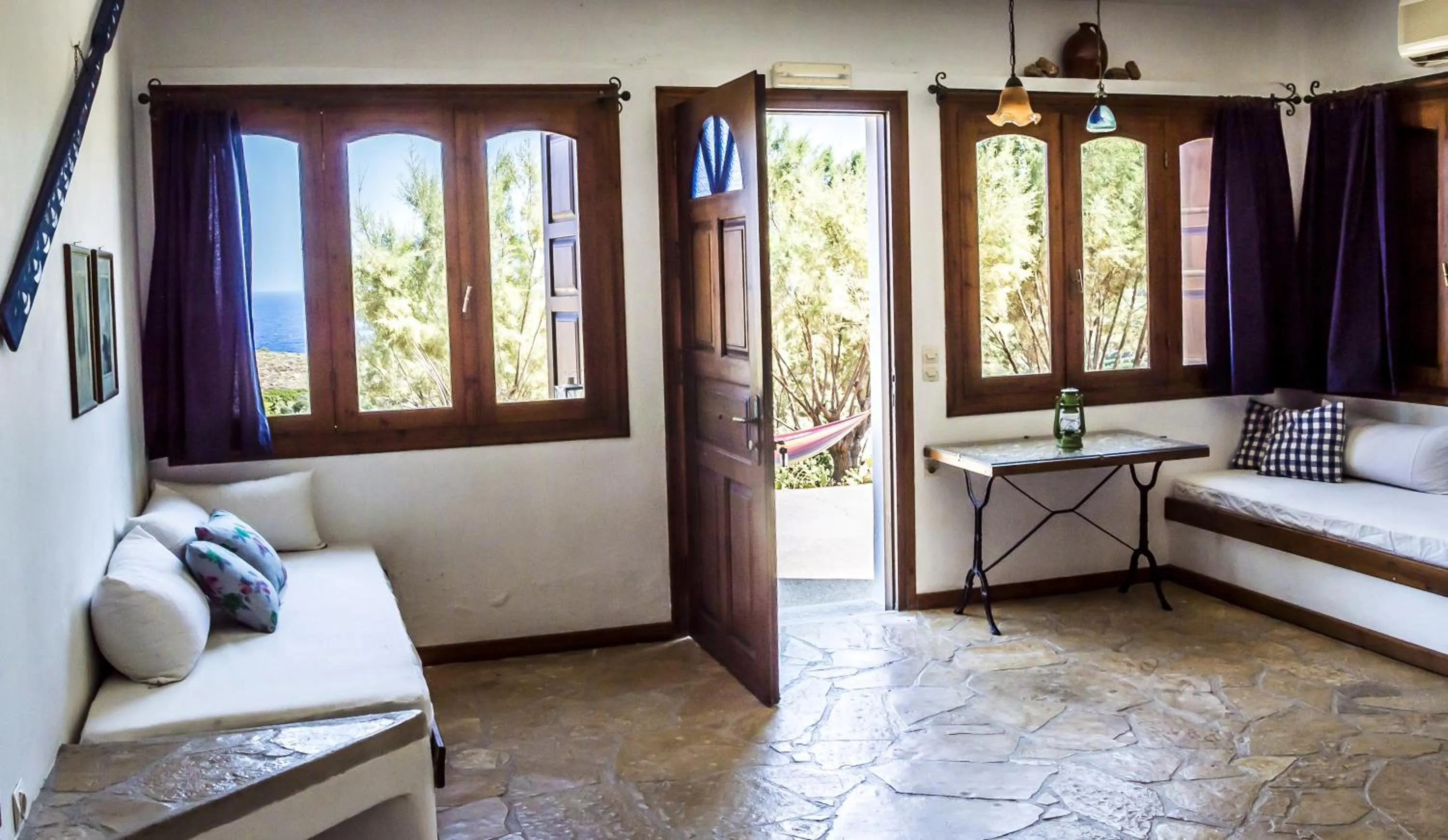 Photo of the whole room in Iliatoras