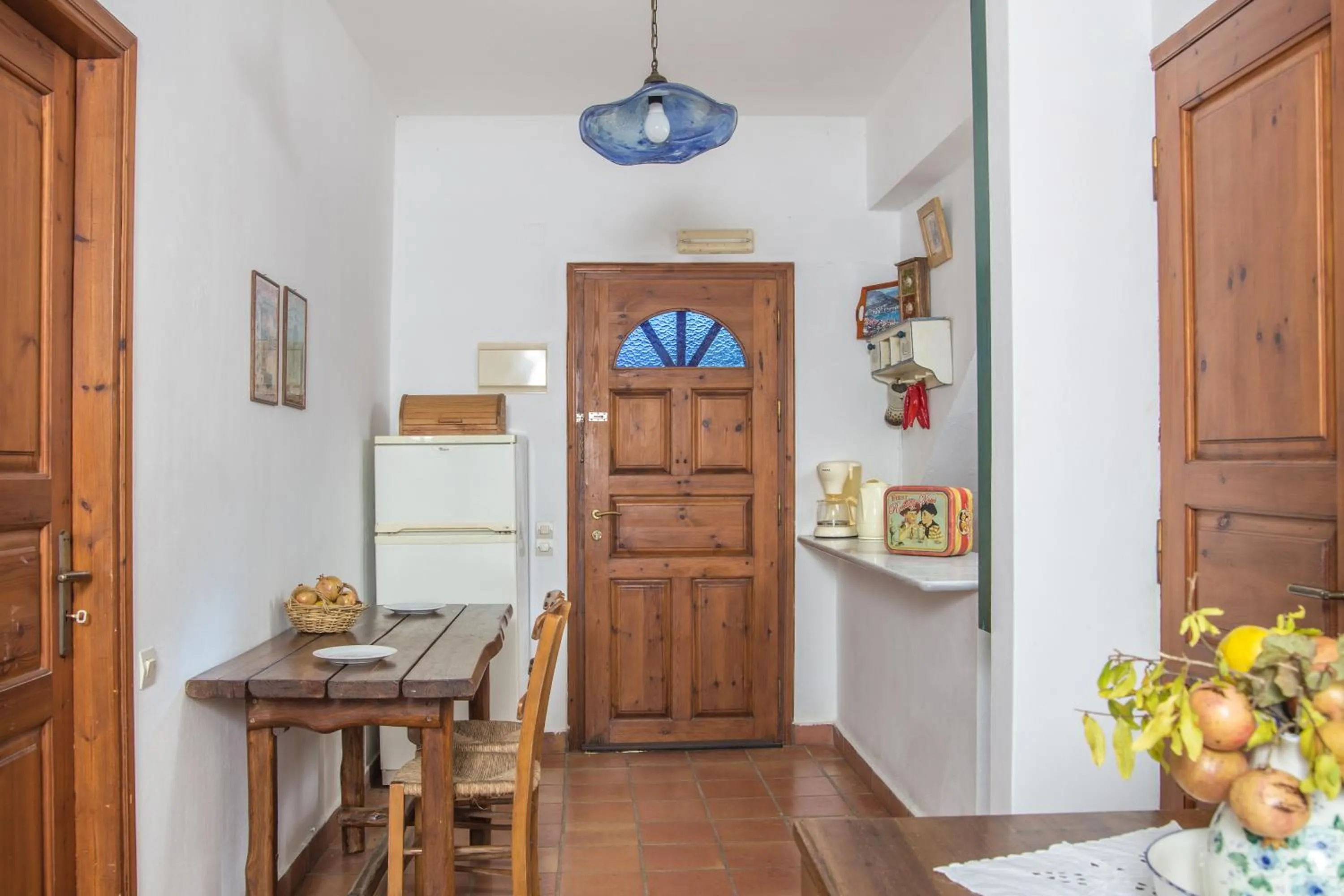 Photo of the whole room in Iliatoras