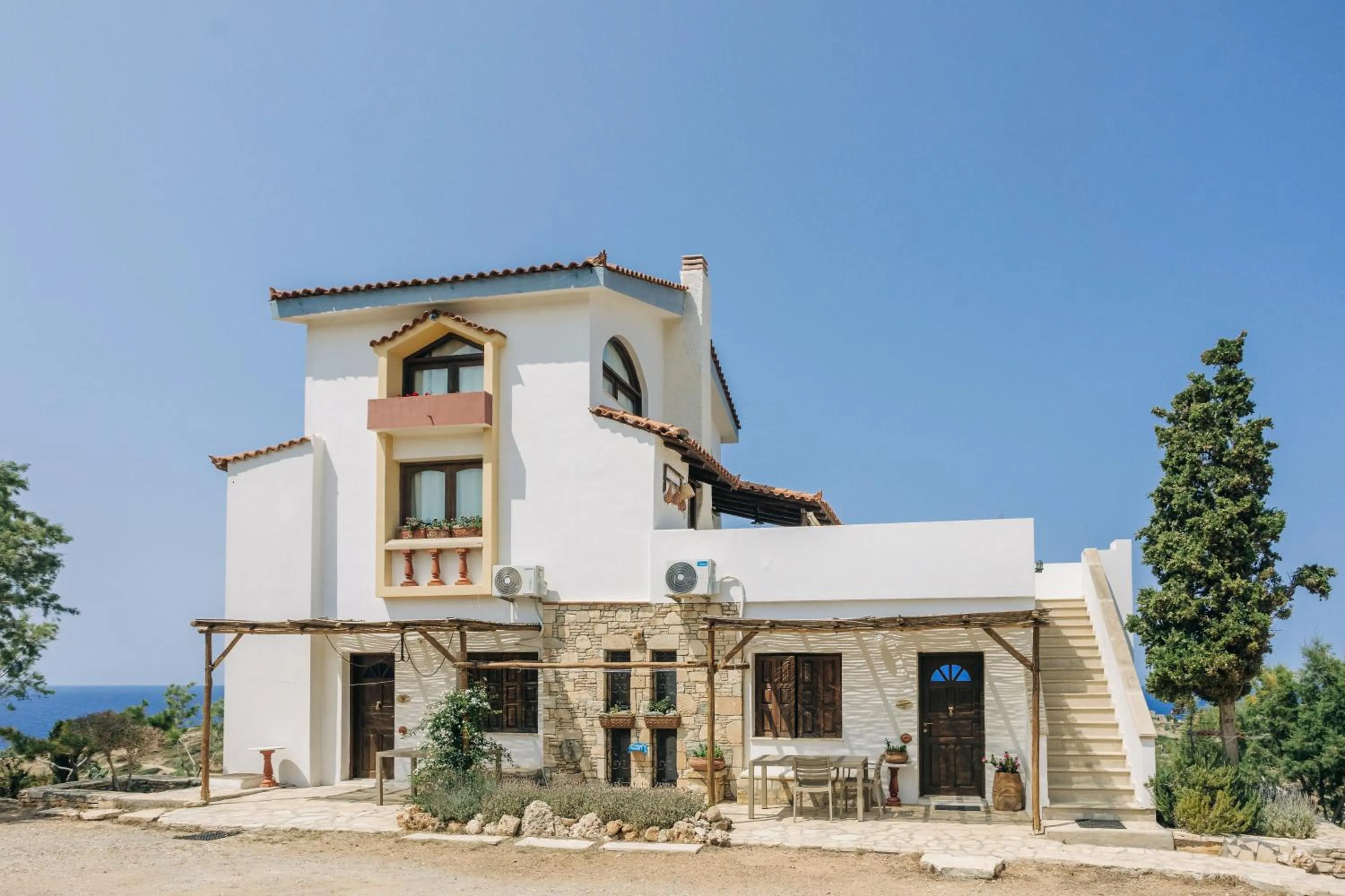 Property building in Iliatoras