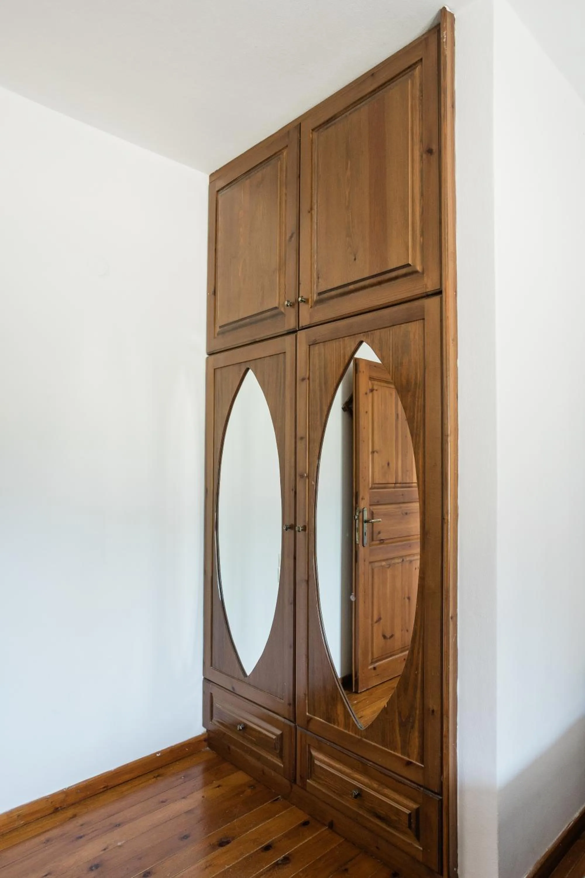 wardrobe in Iliatoras