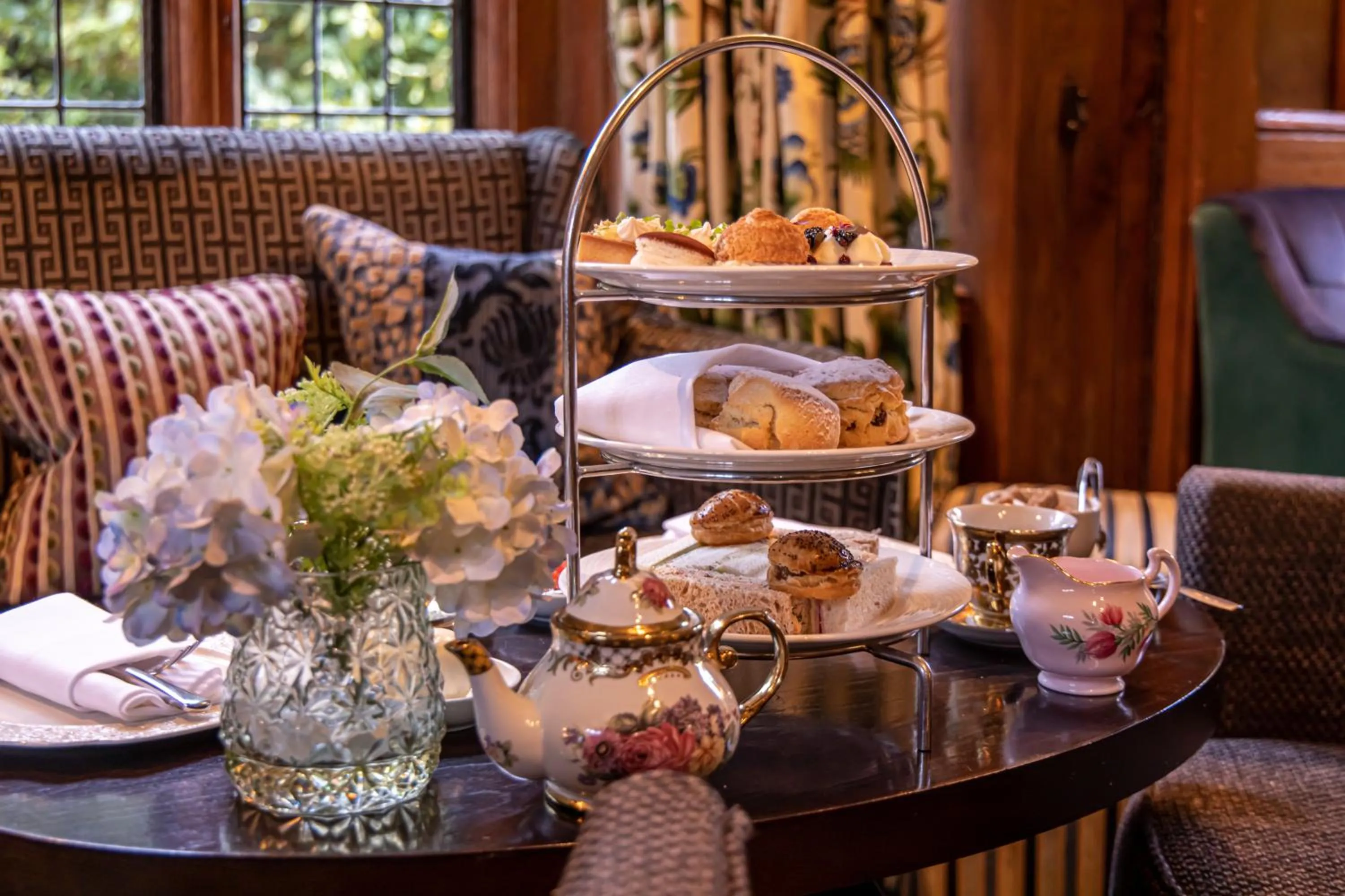 Lounge or bar in Langshott Manor - Luxury Hotel Gatwick