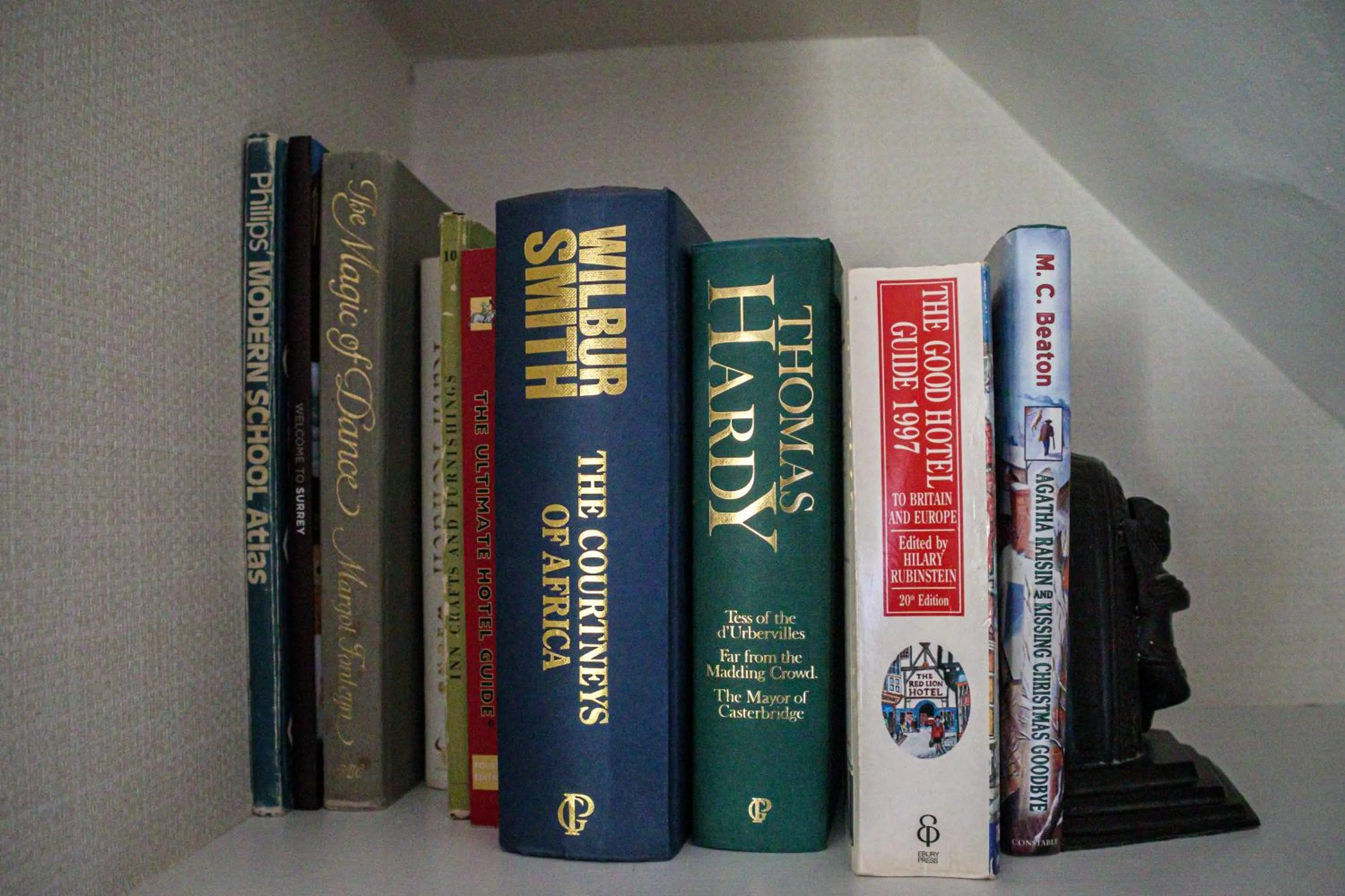 Library in Langshott Manor - Luxury Hotel Gatwick