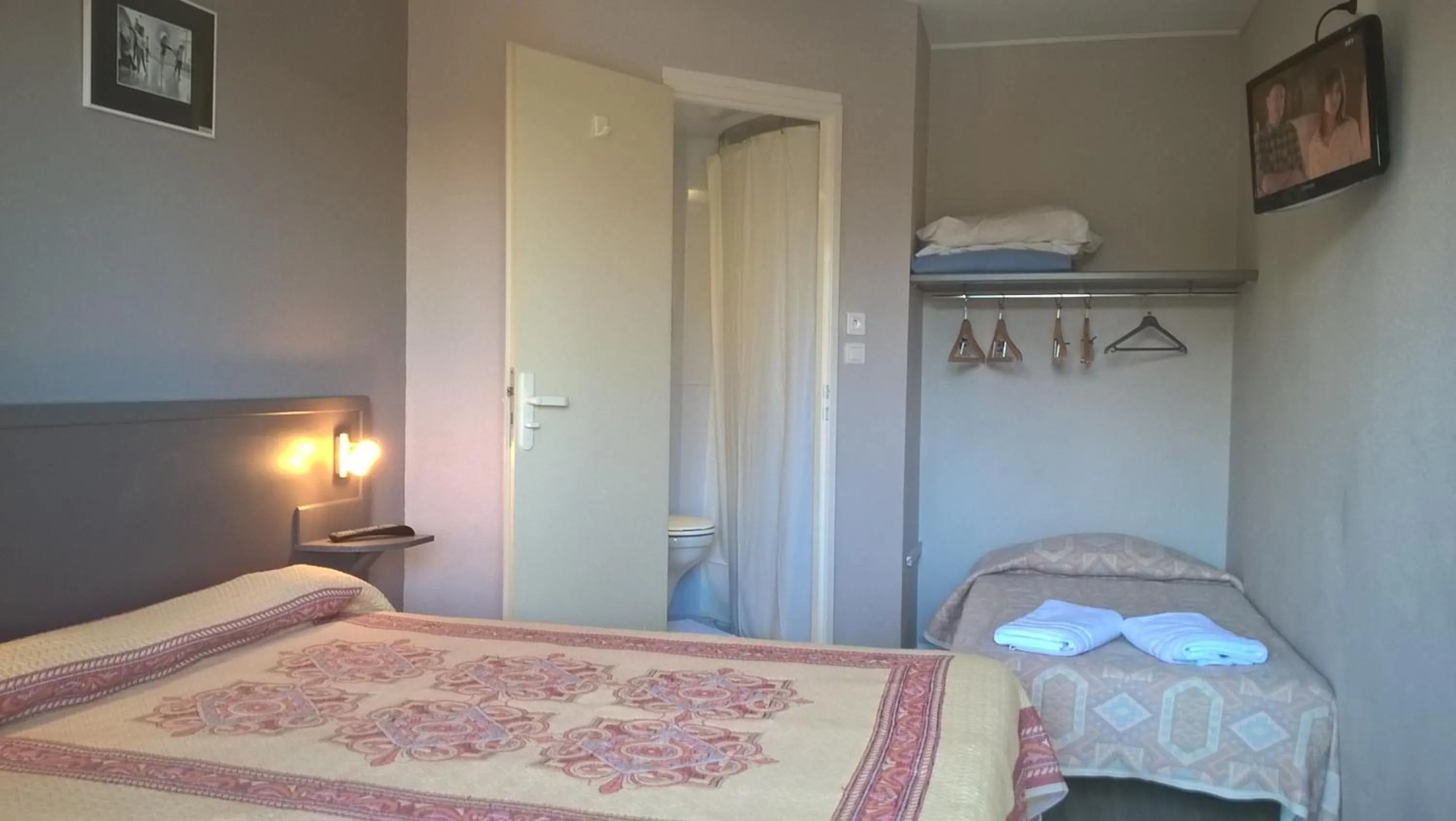 Photo of the whole room, Bed in Riv'Hotel