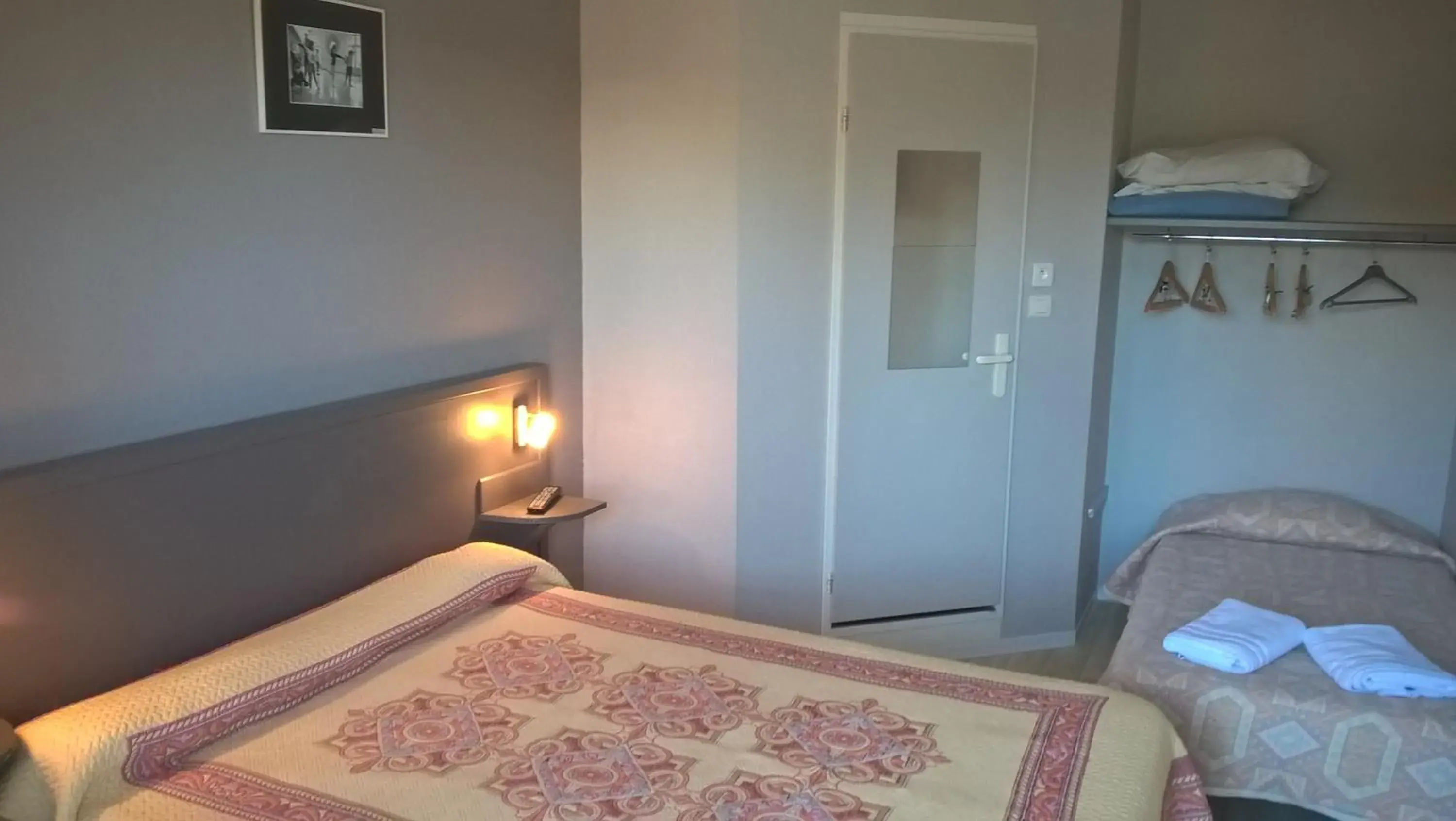 Triple Room in Riv'Hotel Triple Room in Riv'Hotel