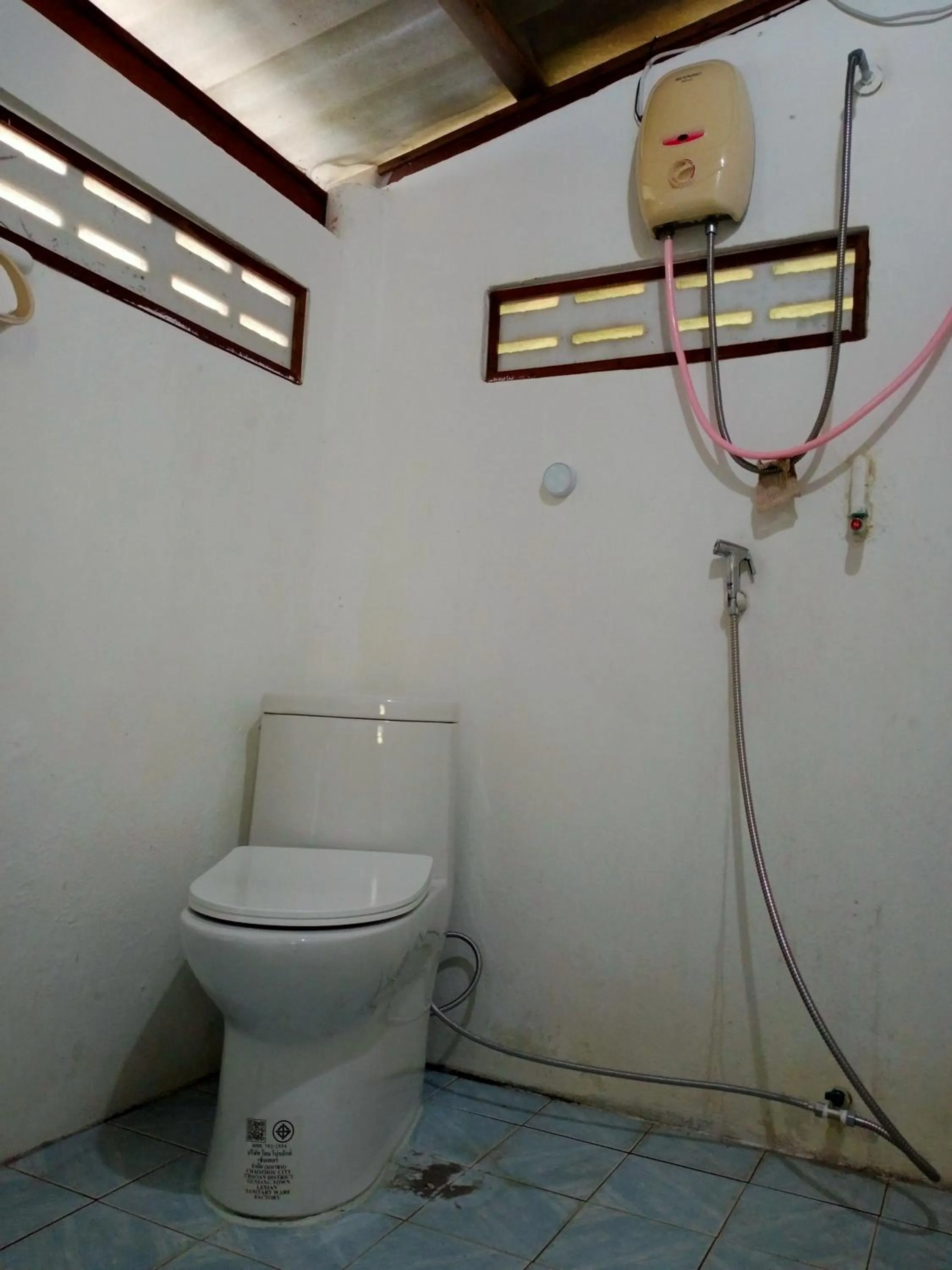 Shower in Comon Bungalow HaadChaoPhao