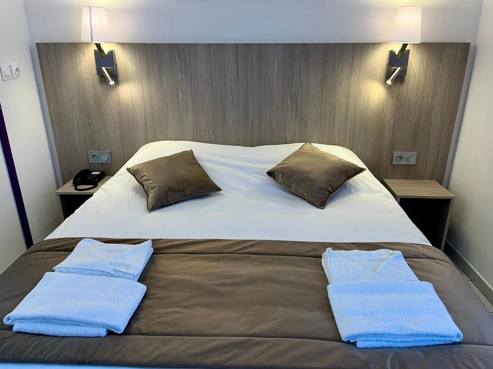 Bed in Hôtel Les Arcades