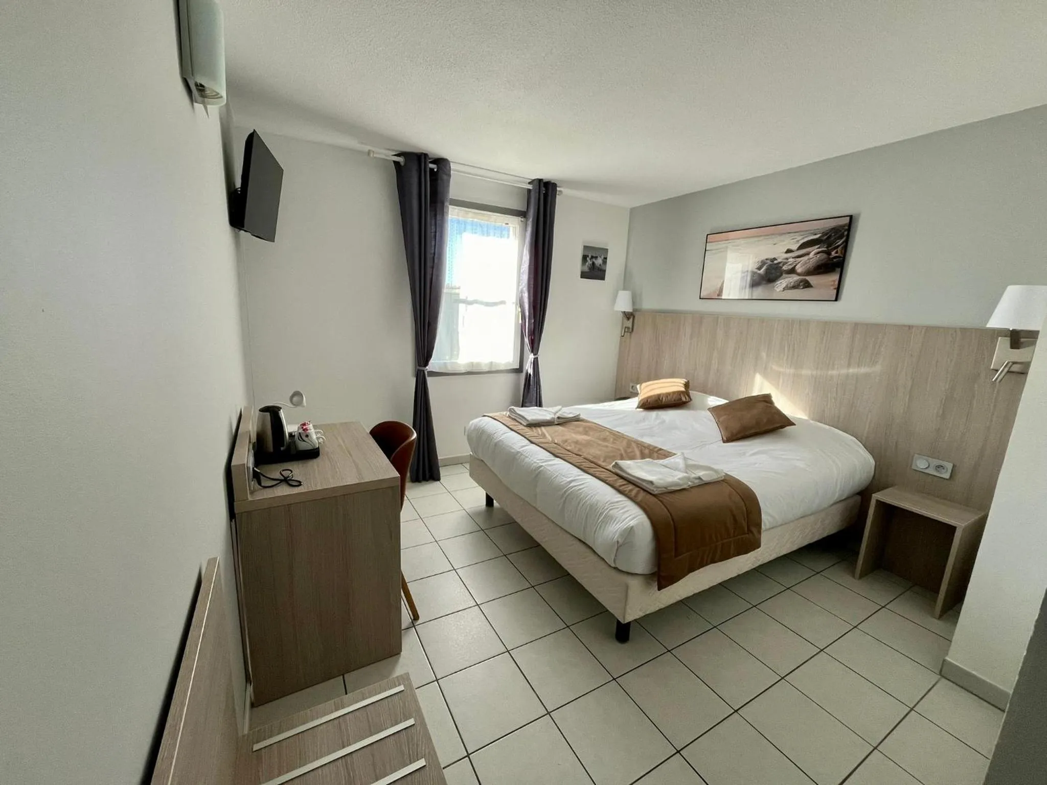 Bed in Hôtel Les Arcades