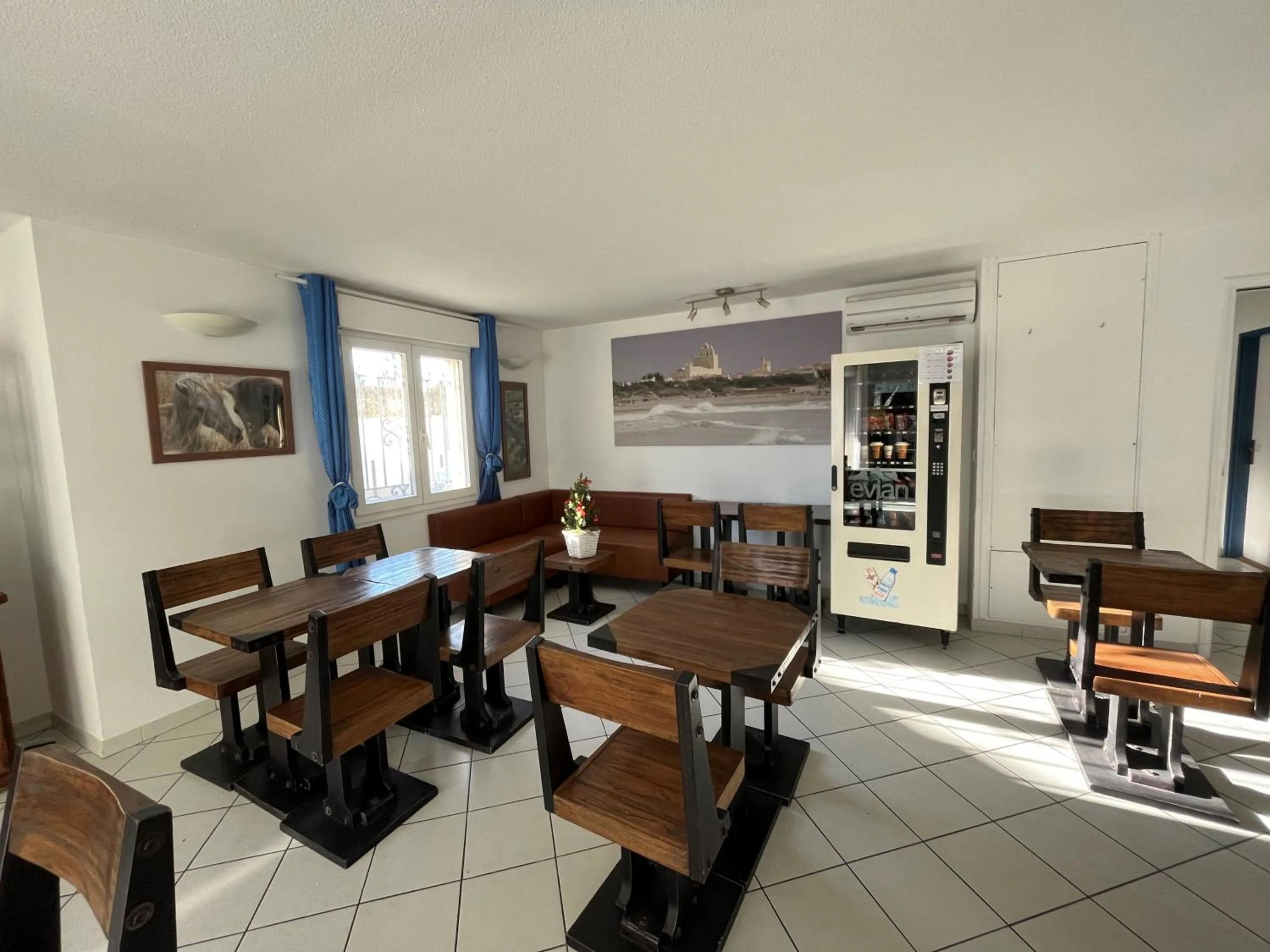 Living room in Hôtel Les Arcades