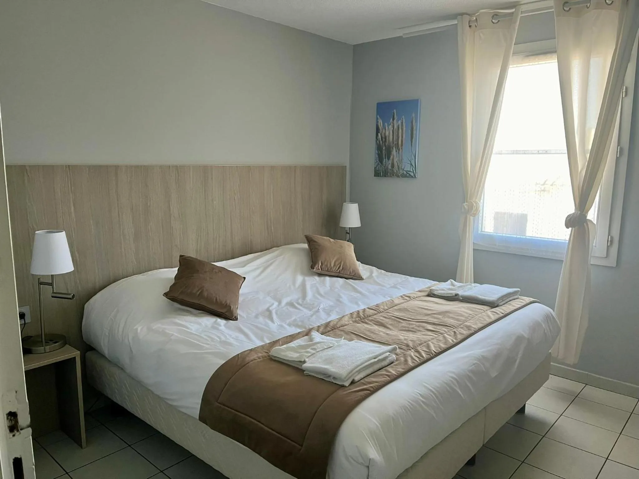 Bed in Hôtel Les Arcades