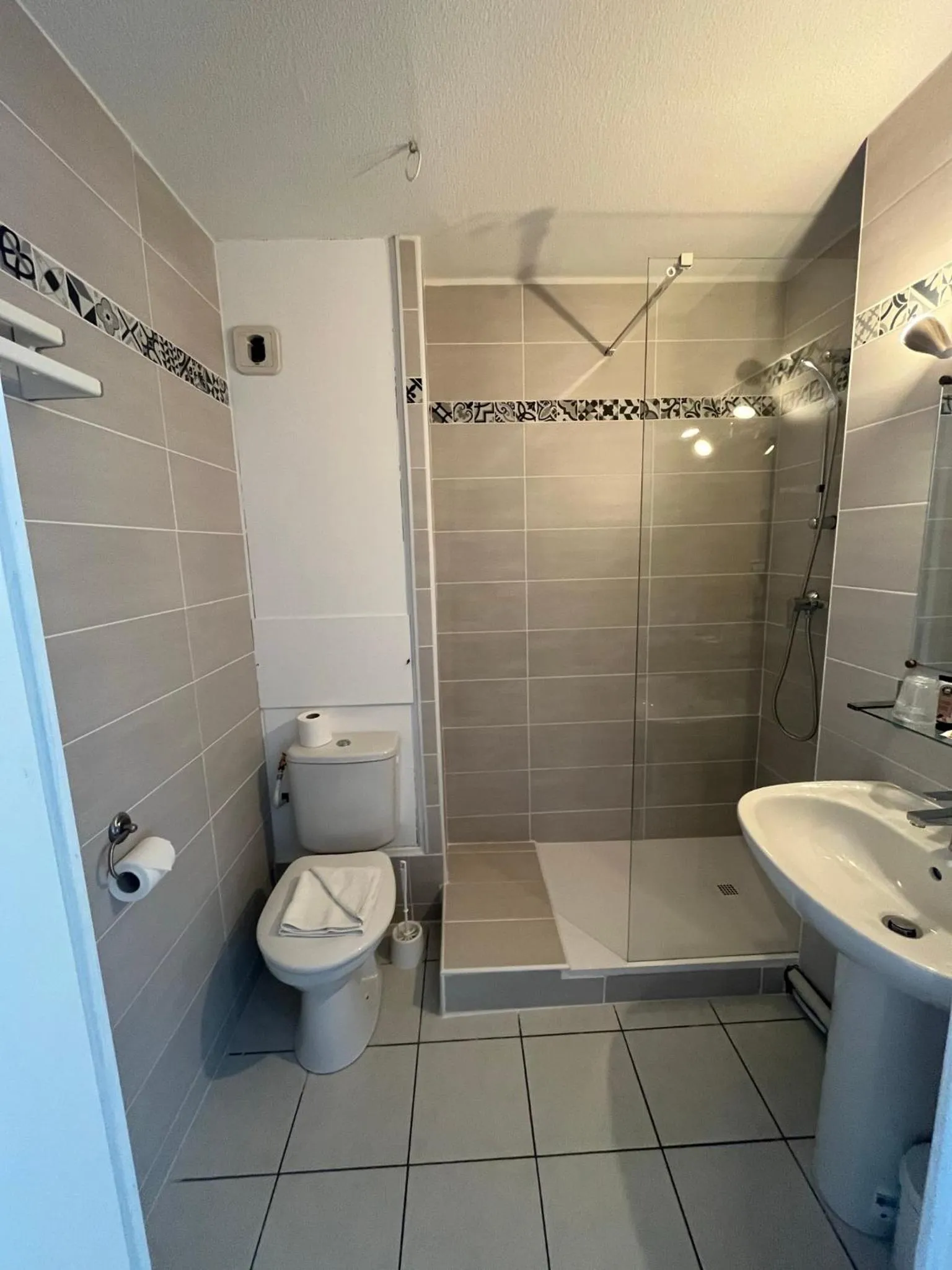 Shower in Hôtel Les Arcades