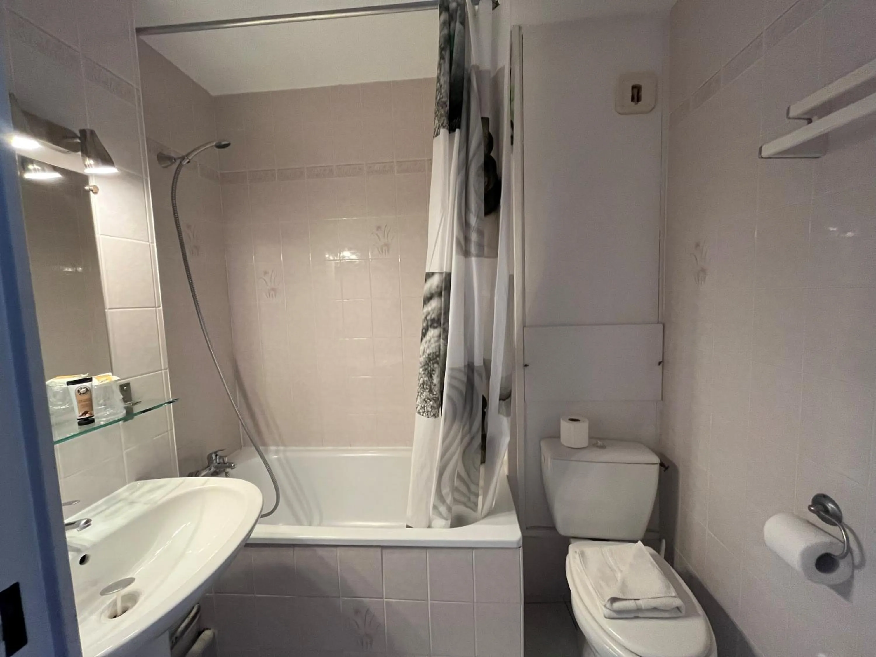 Bathroom in Hôtel Les Arcades