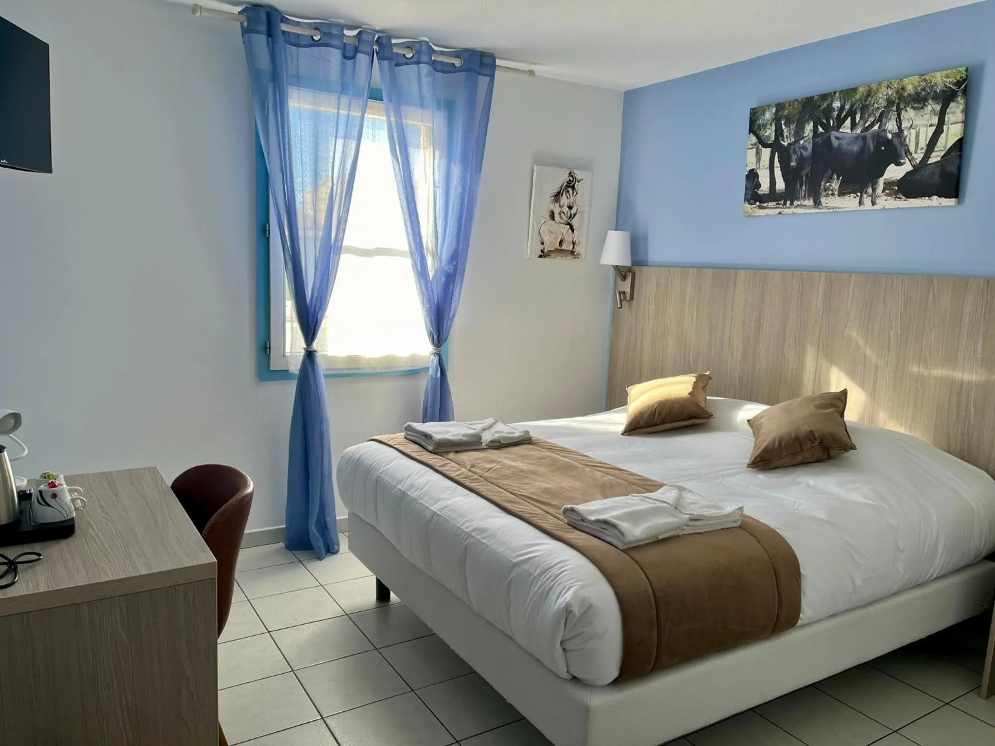 Bed in Hôtel Les Arcades