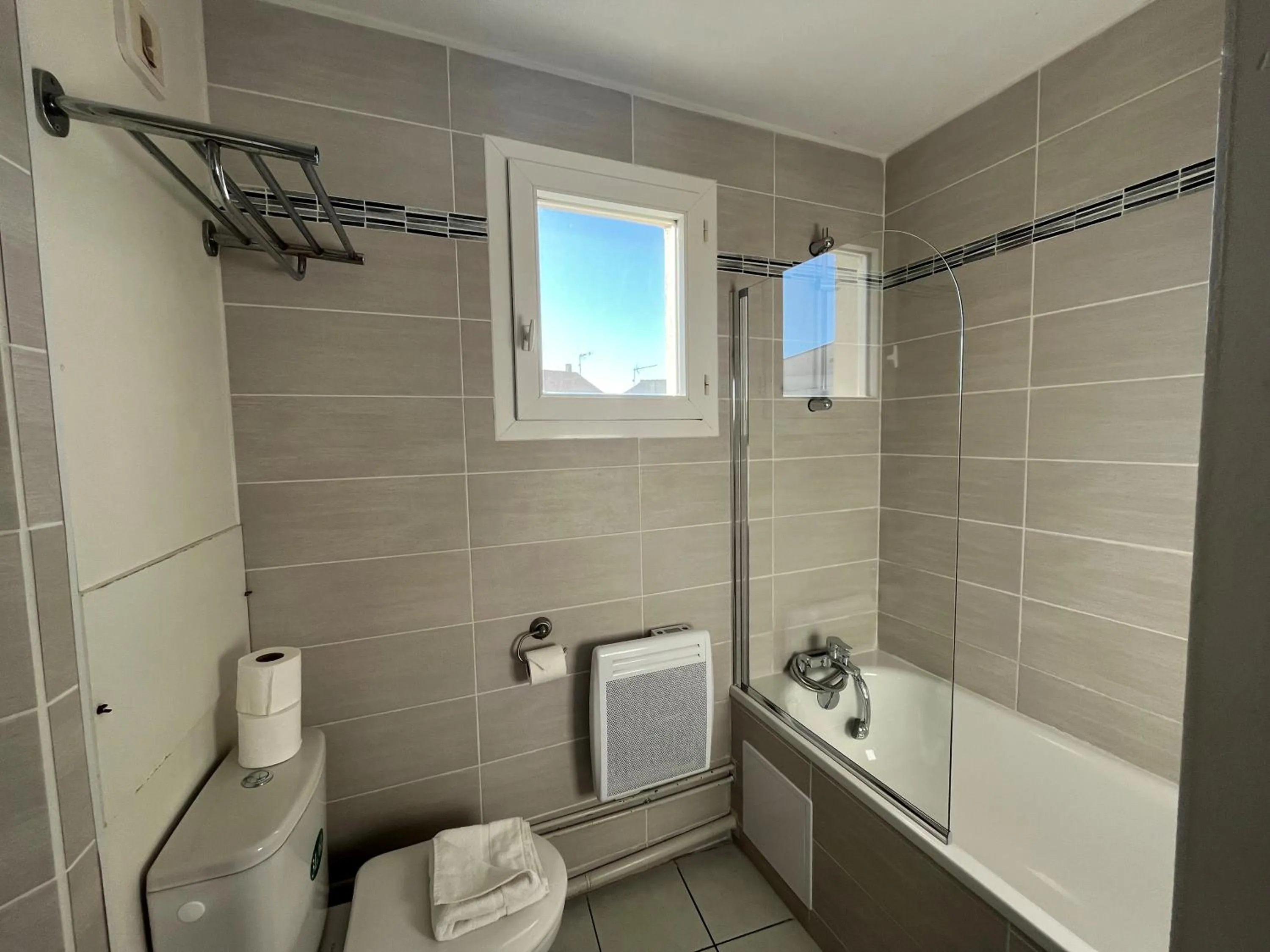 Bathroom in Hôtel Les Arcades