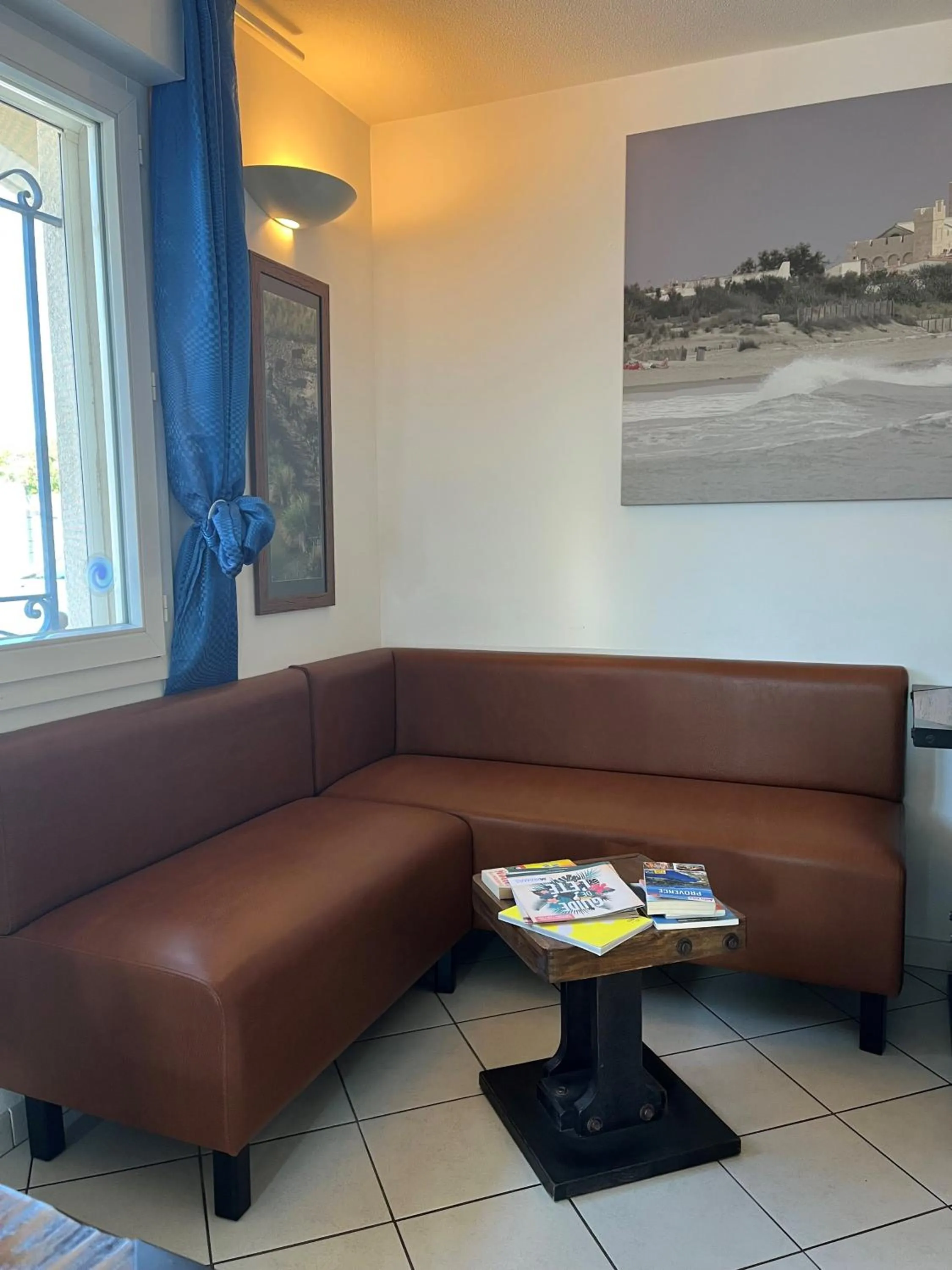 Living room in Hôtel Les Arcades