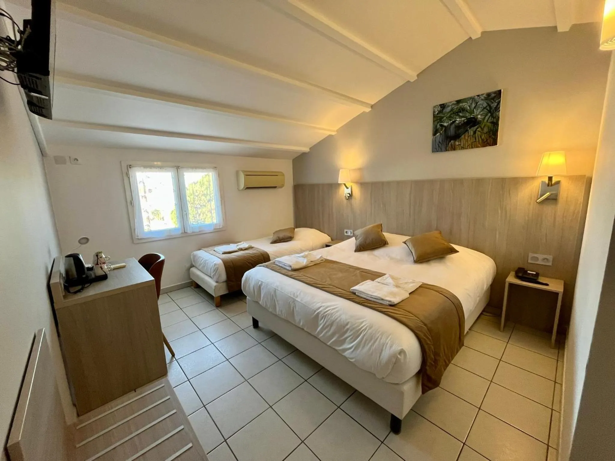 TV and multimedia, Bed in Hôtel Les Arcades