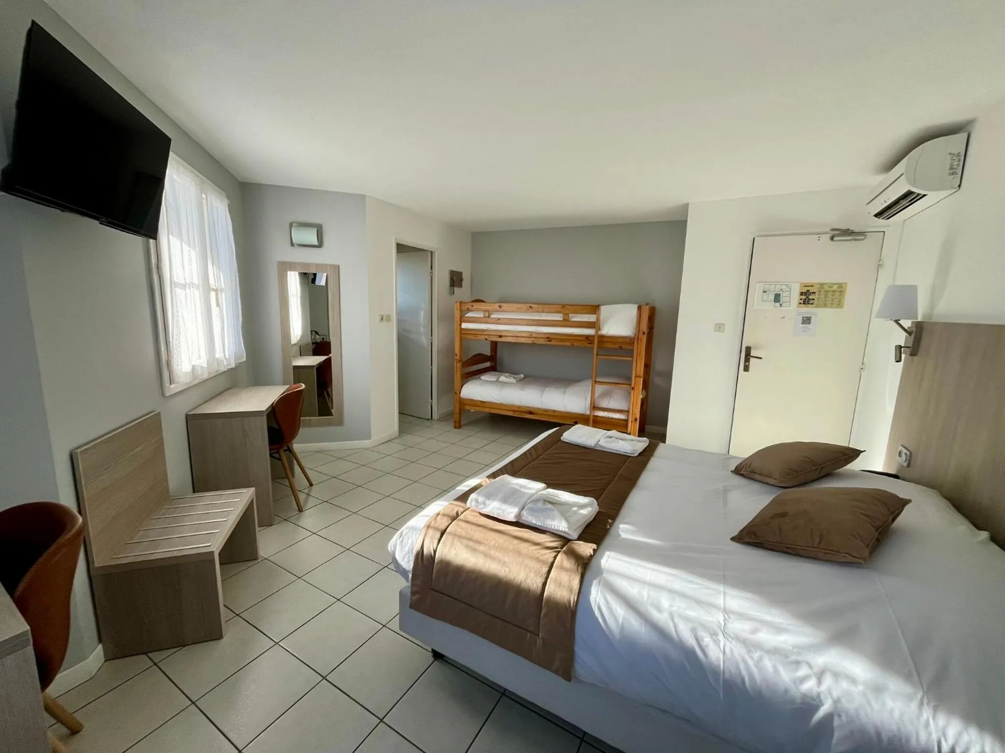 Bed in Hôtel Les Arcades