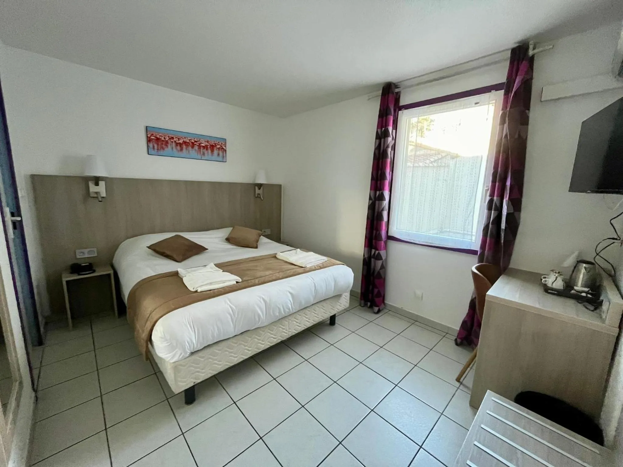 Bed in Hôtel Les Arcades