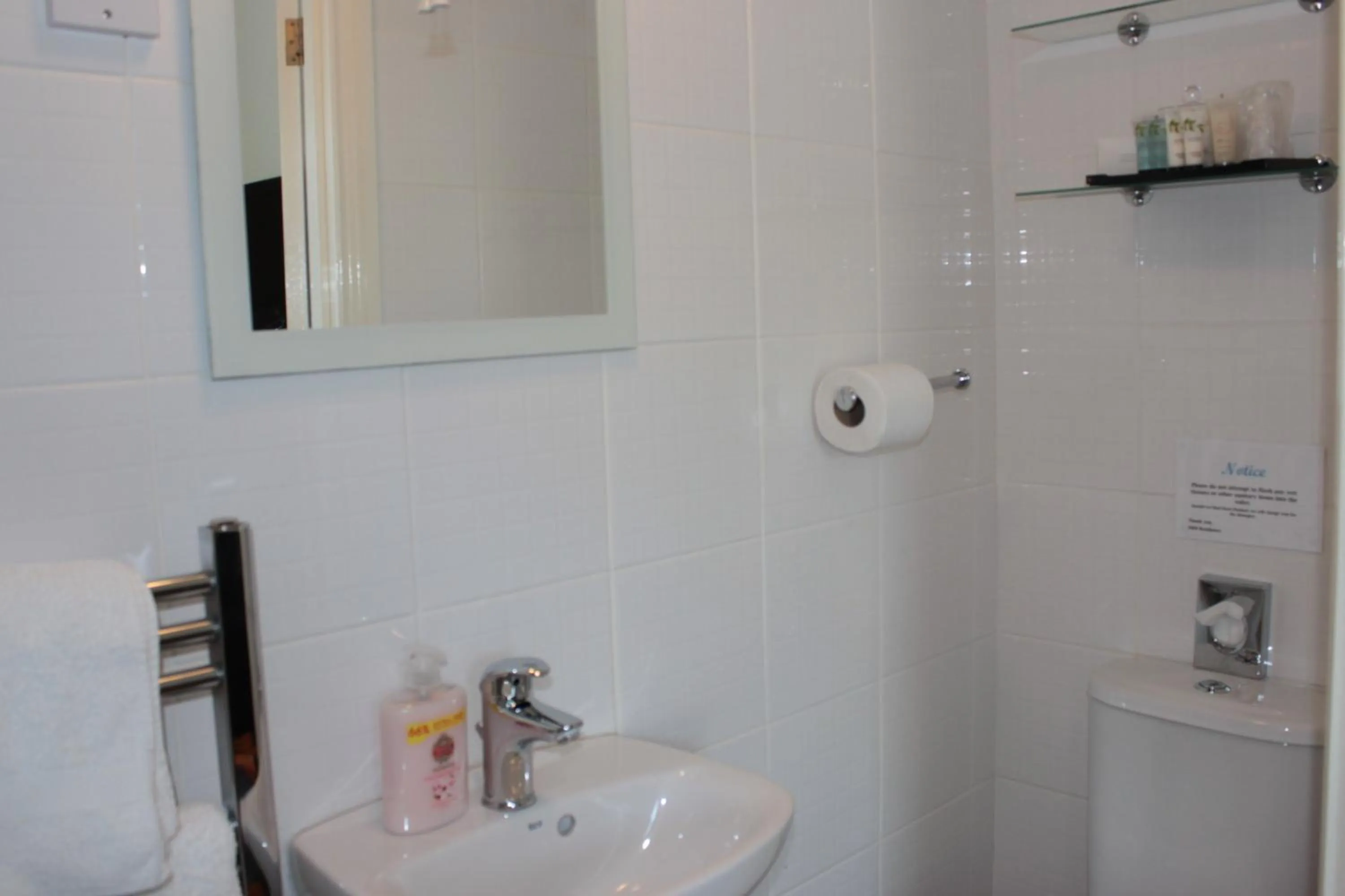 Toilet in The P&M Paignton RESIDENCE