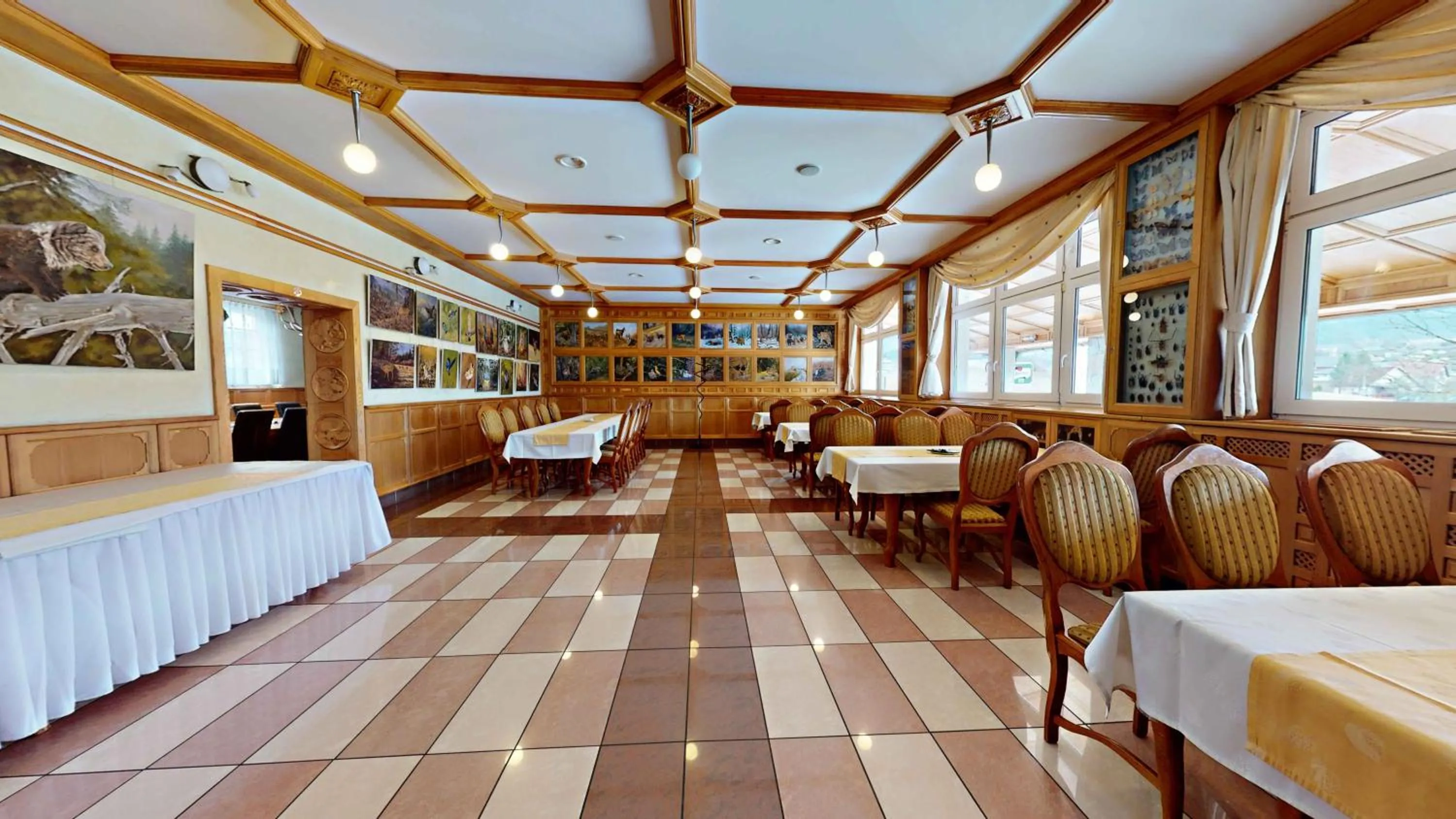 Restaurant/places to eat in Hotel Diana