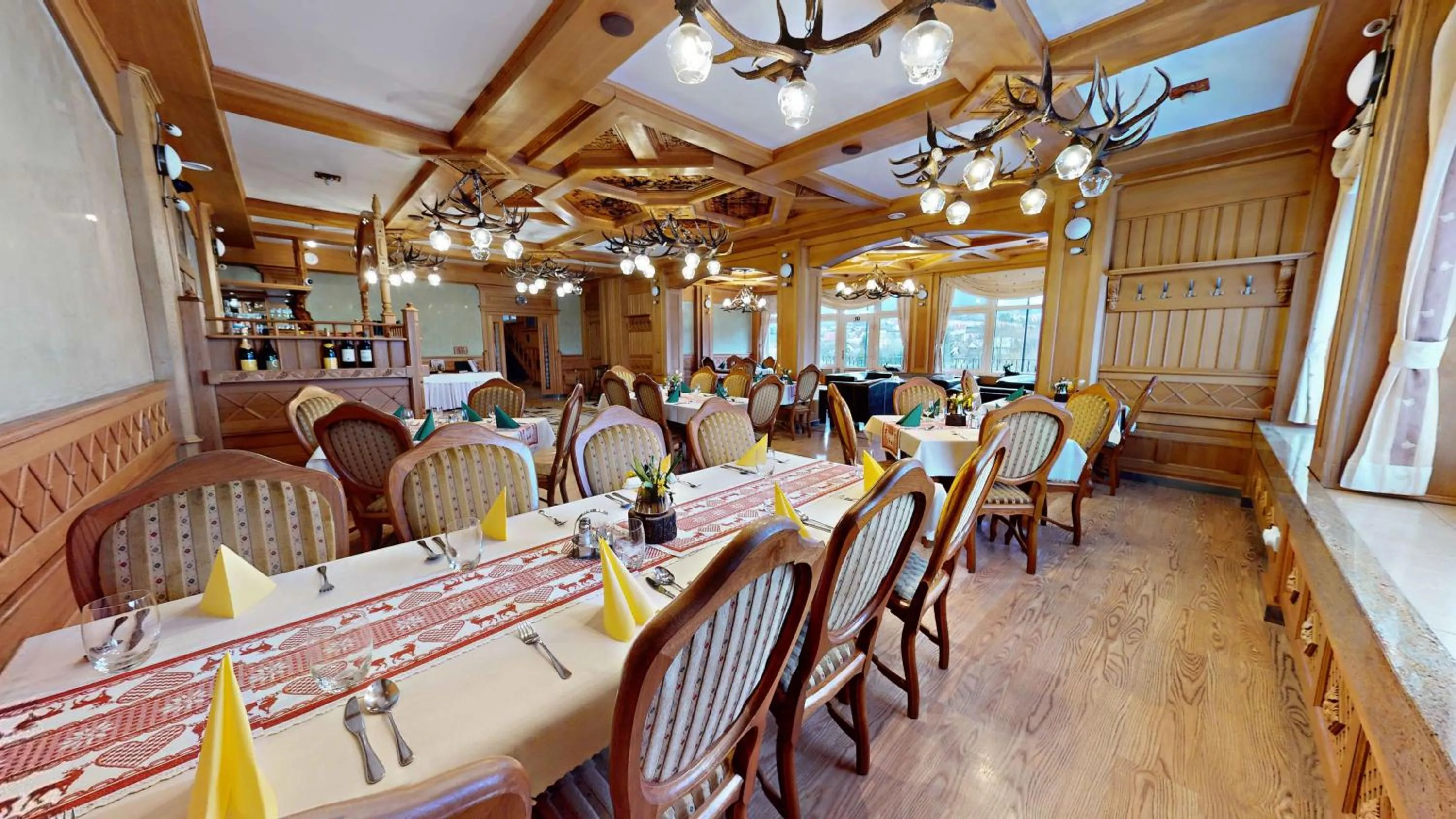 Restaurant/places to eat in Hotel Diana