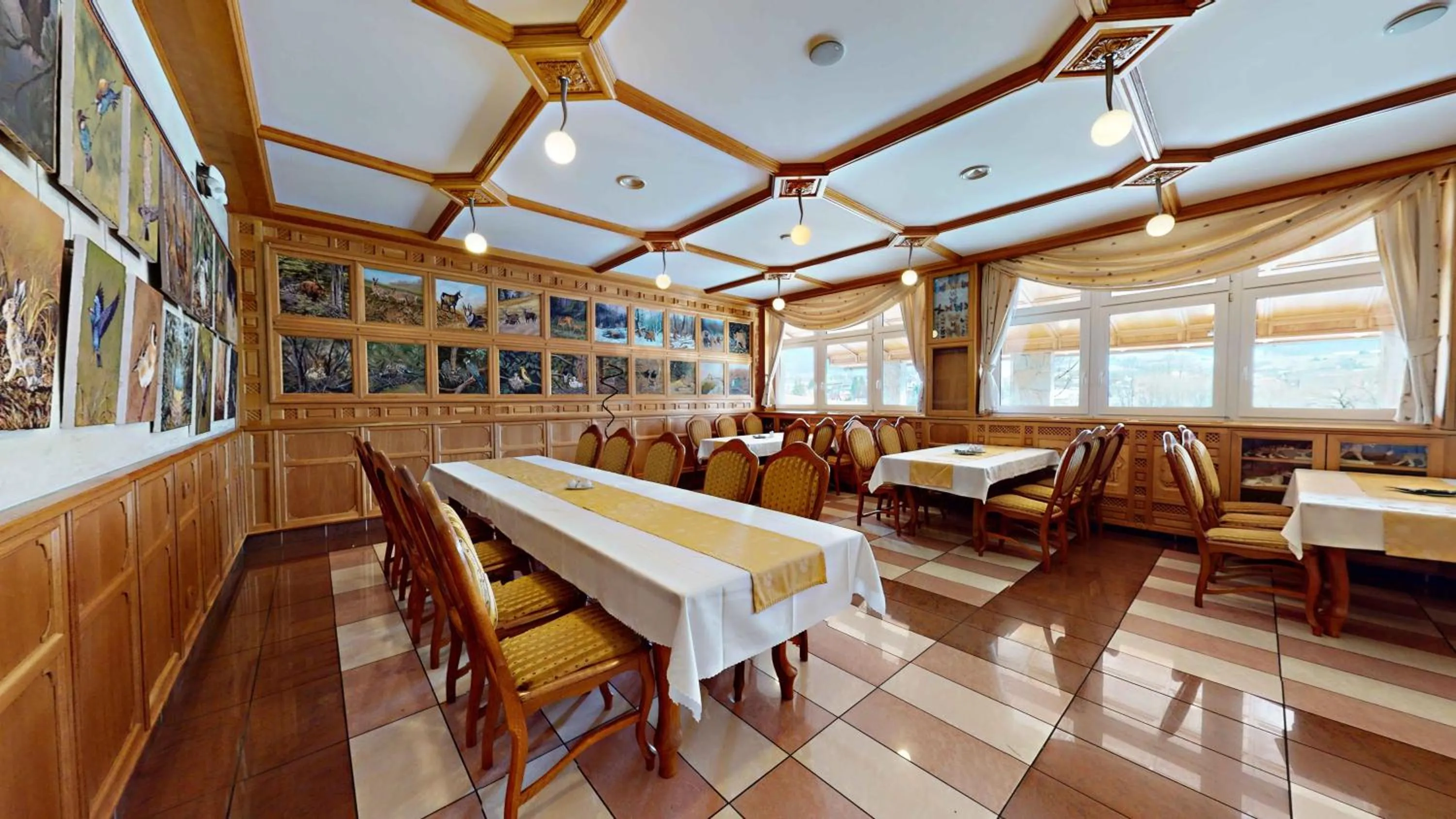 Restaurant/places to eat in Hotel Diana