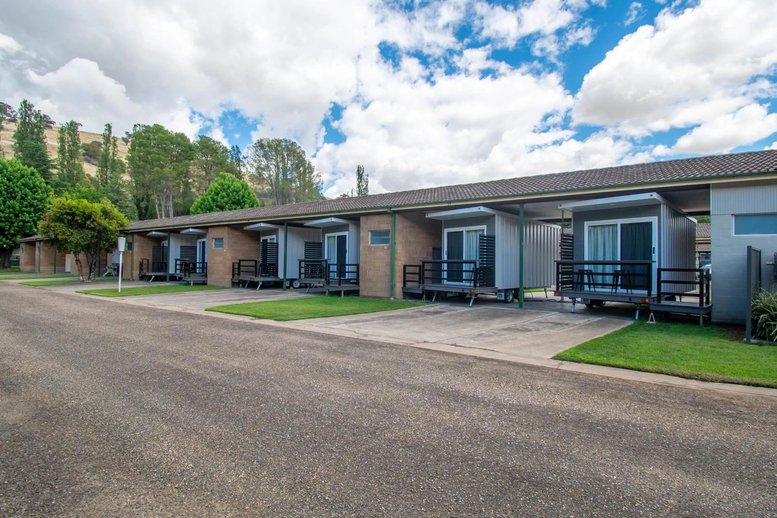 Property building in Gundagai Tourist Suites