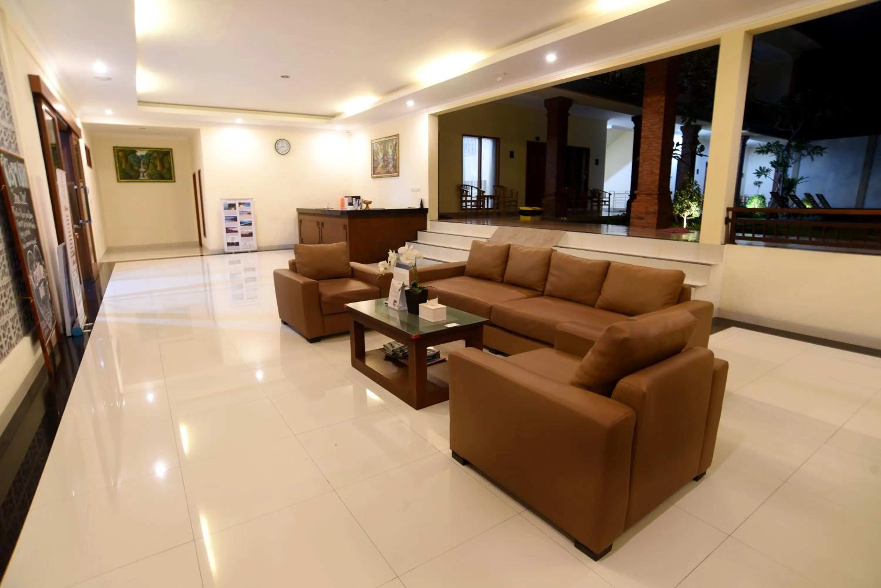 Communal lounge/ TV room in Tom's Inn Pecatu