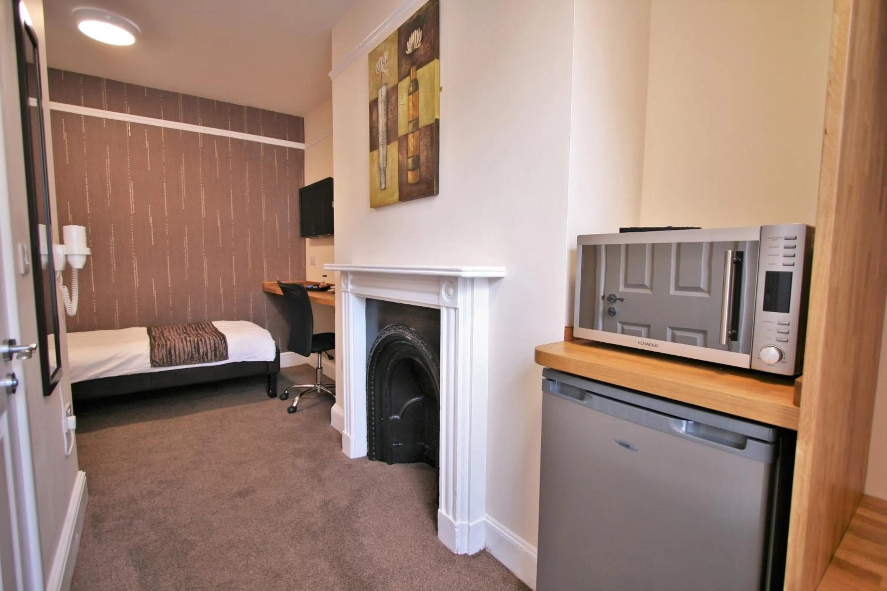 Photo of the whole room in Central Hotel Cheltenham by Roomsbooked