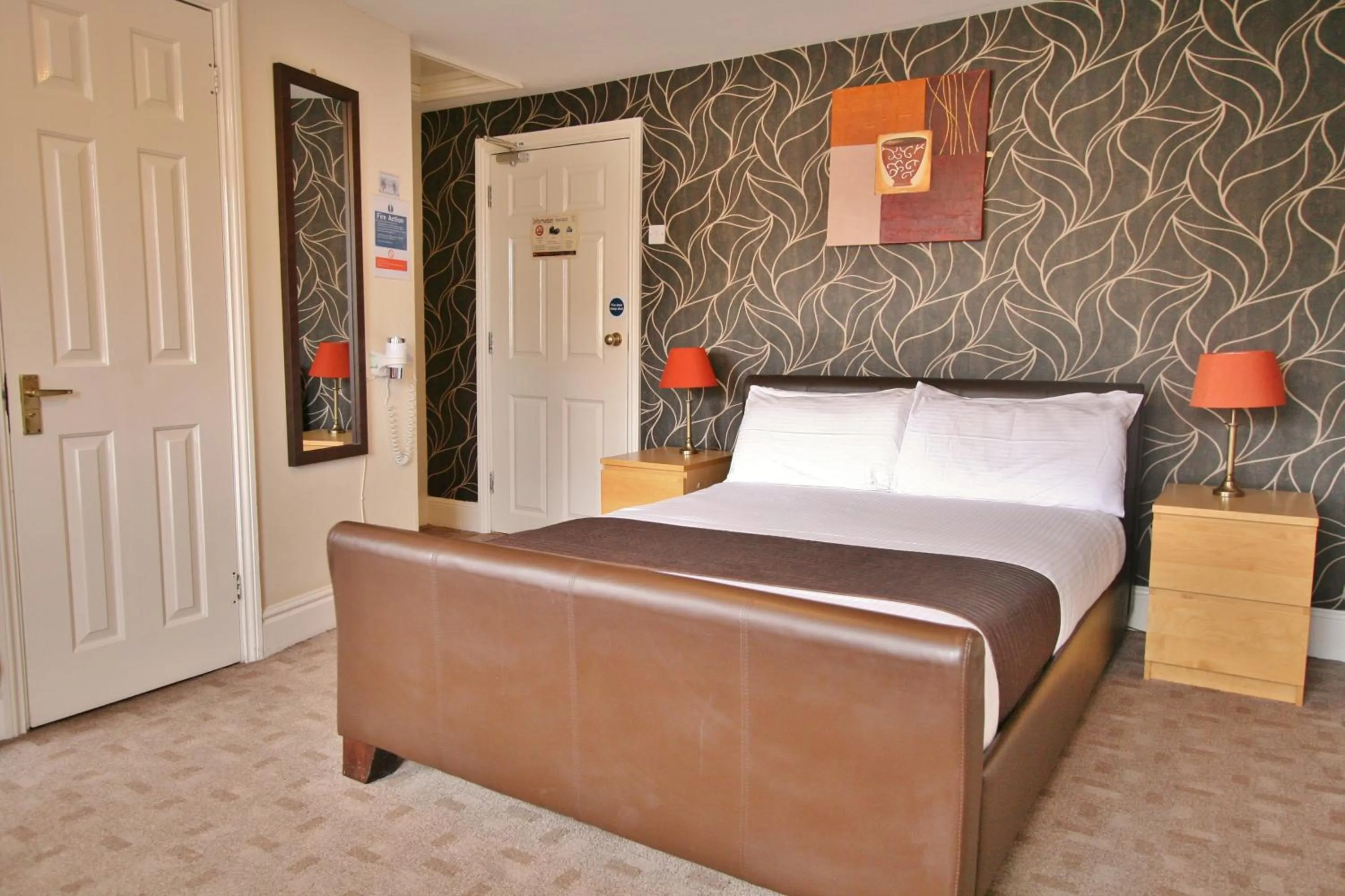 Photo of the whole room, Bed in Central Hotel Cheltenham by Roomsbooked