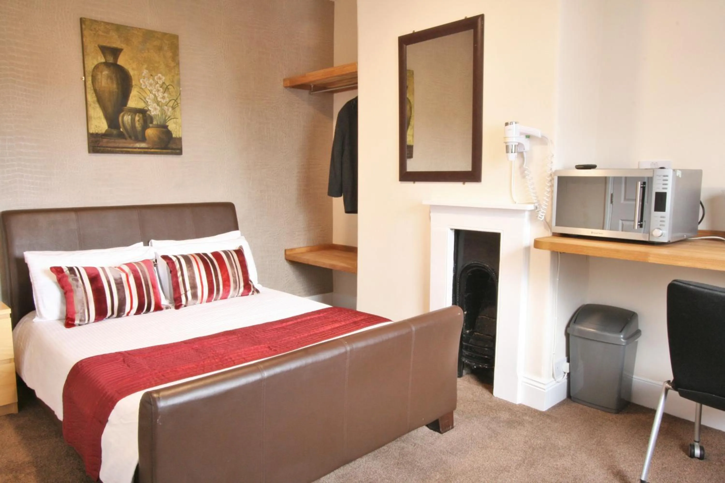 Photo of the whole room, Bed in Central Hotel Cheltenham by Roomsbooked