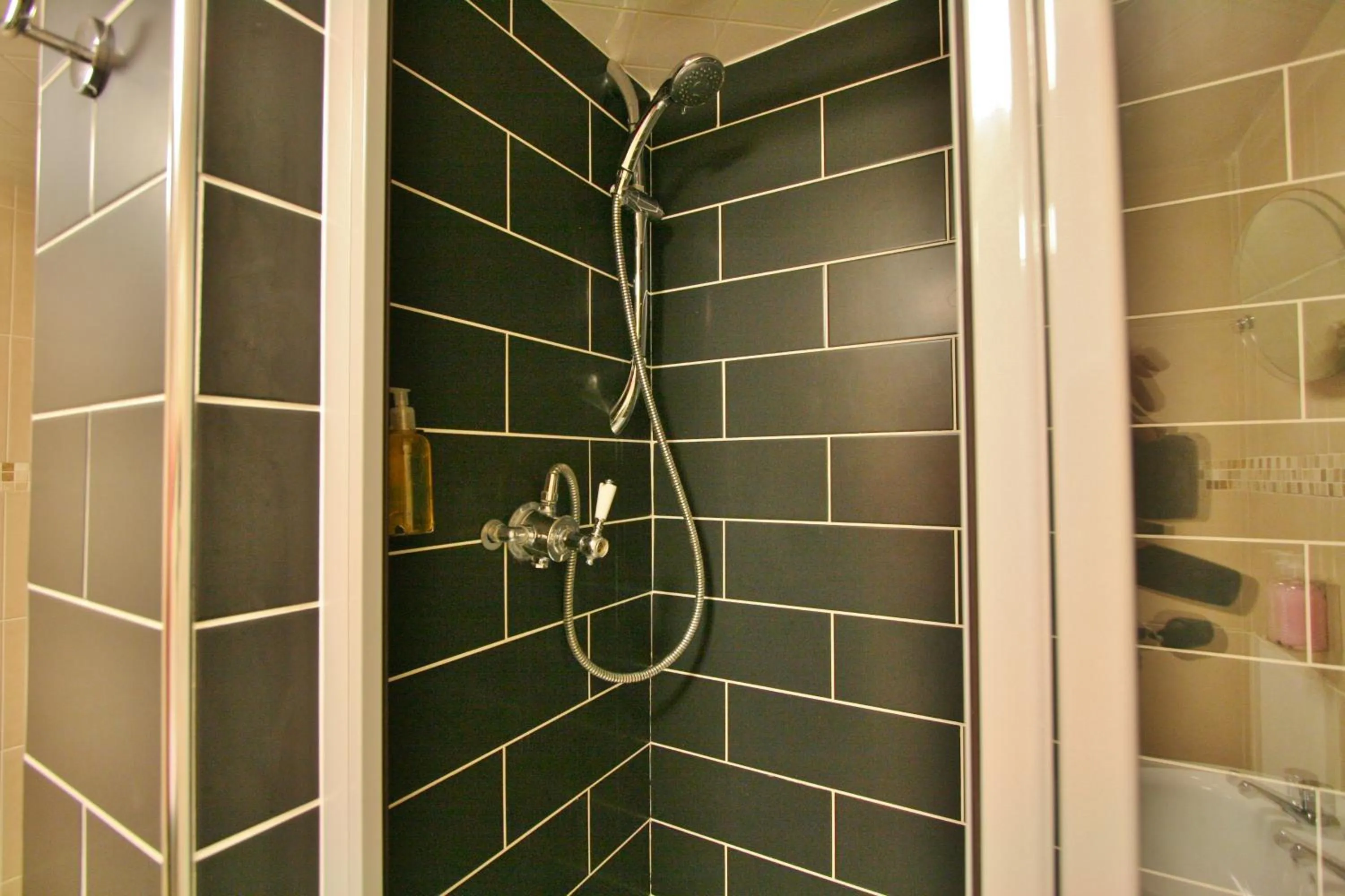 Bathroom in Central Hotel Cheltenham by Roomsbooked