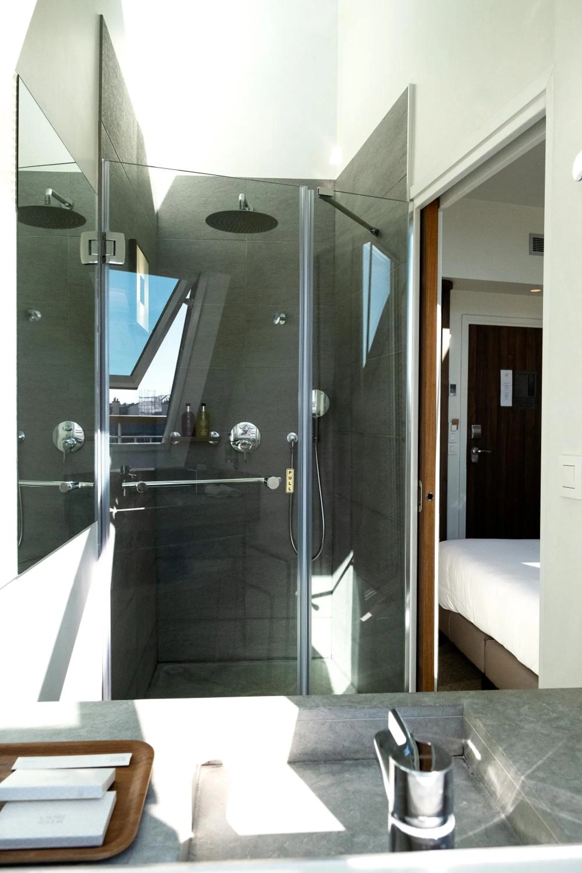 Shower in Hôtel Jules & Jim