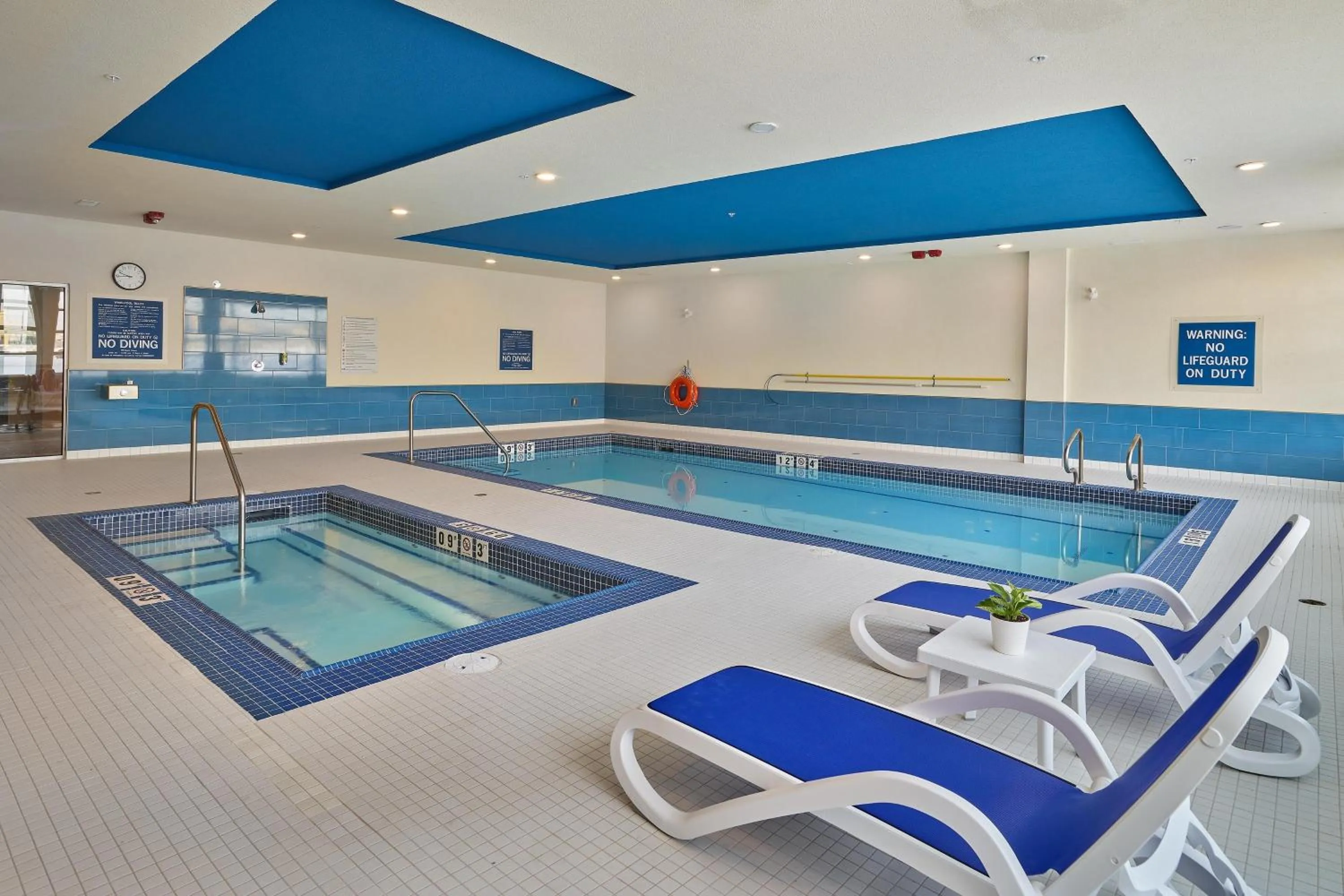 Swimming pool in Four Points by Sheraton Edmonton West