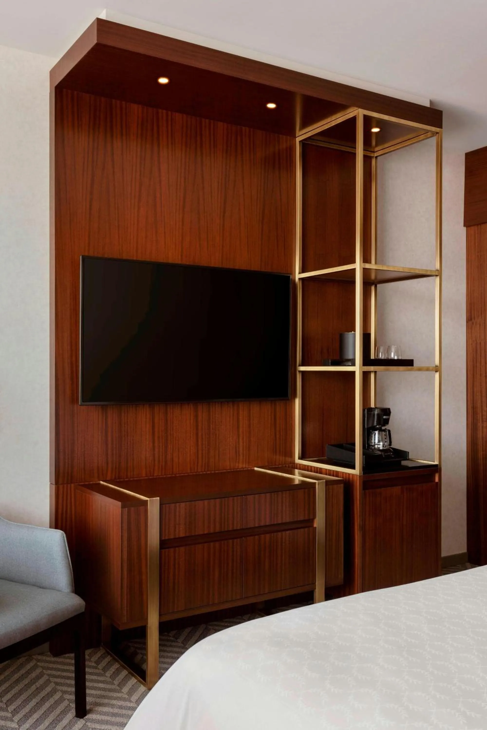 Photo of the whole room, Bed in Sheraton Saint-Hyacinthe Hotel