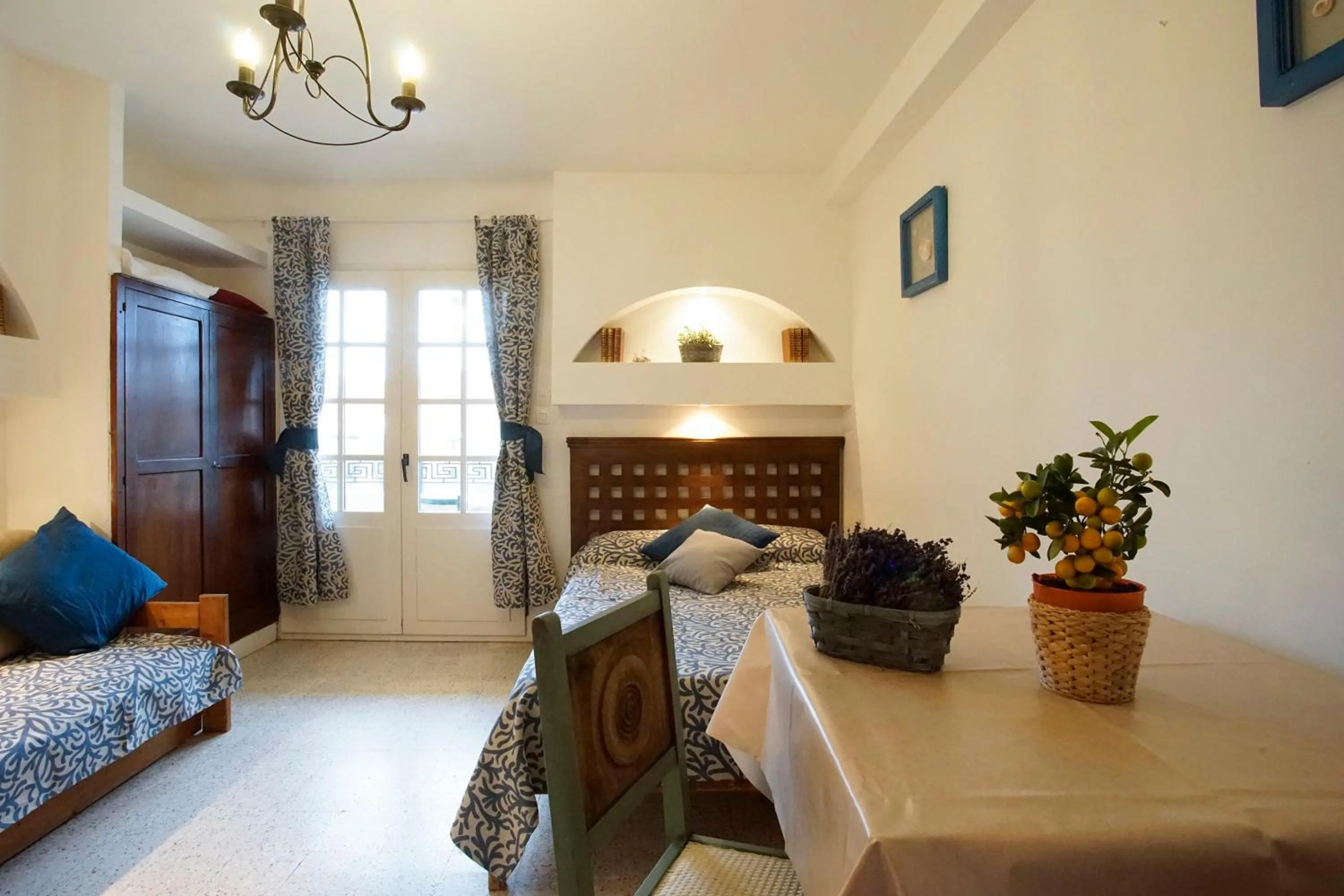 Dining area, Bed in Résidence Les Mandariniers