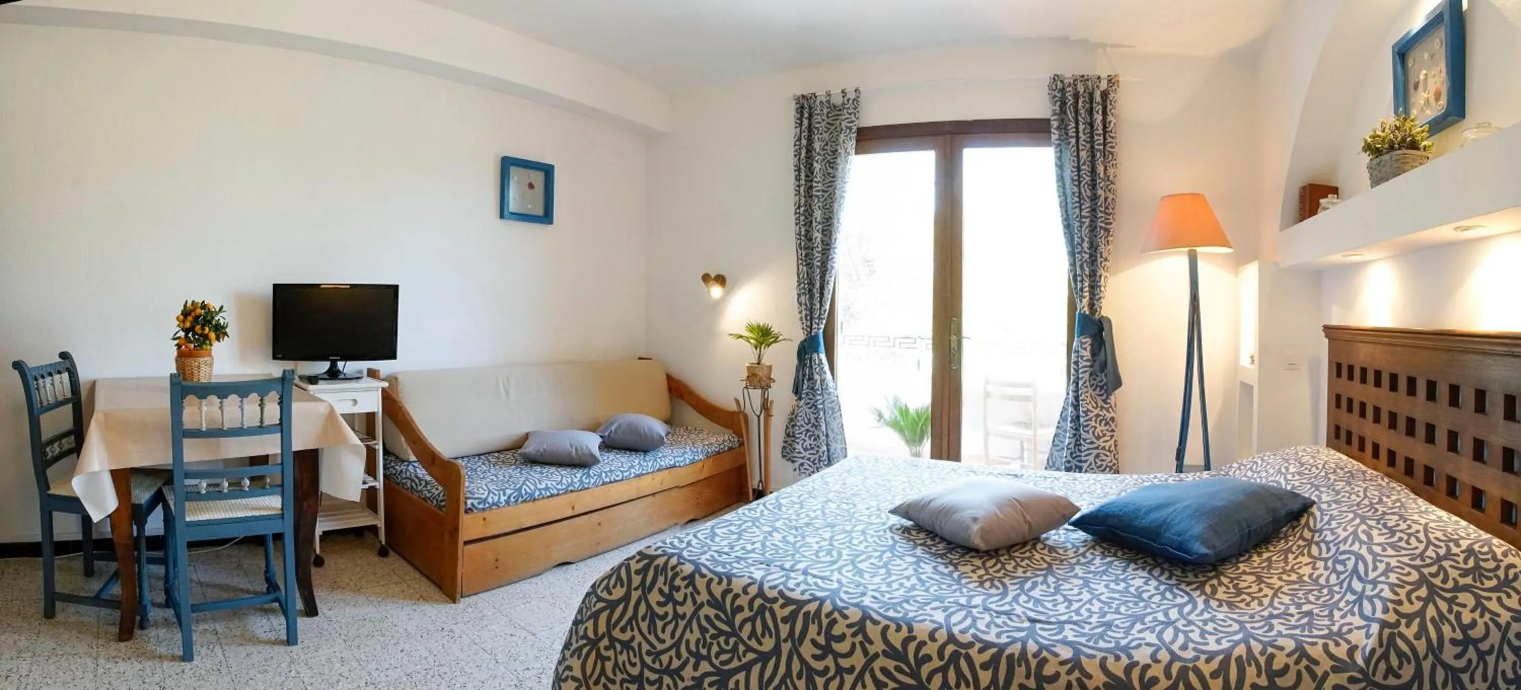 Photo of the whole room, Bed in Résidence Les Mandariniers