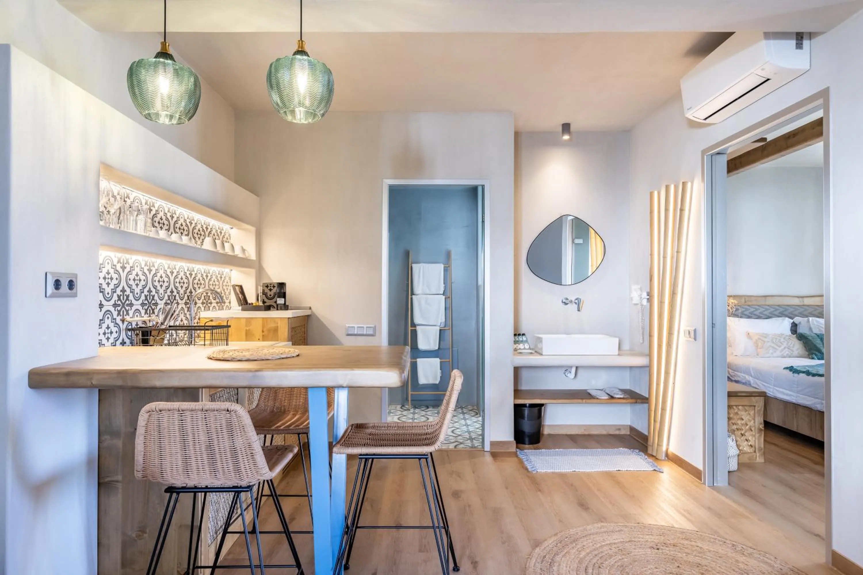 Kitchen or kitchenette, Bed in Sunrise Village Hotel Apartments