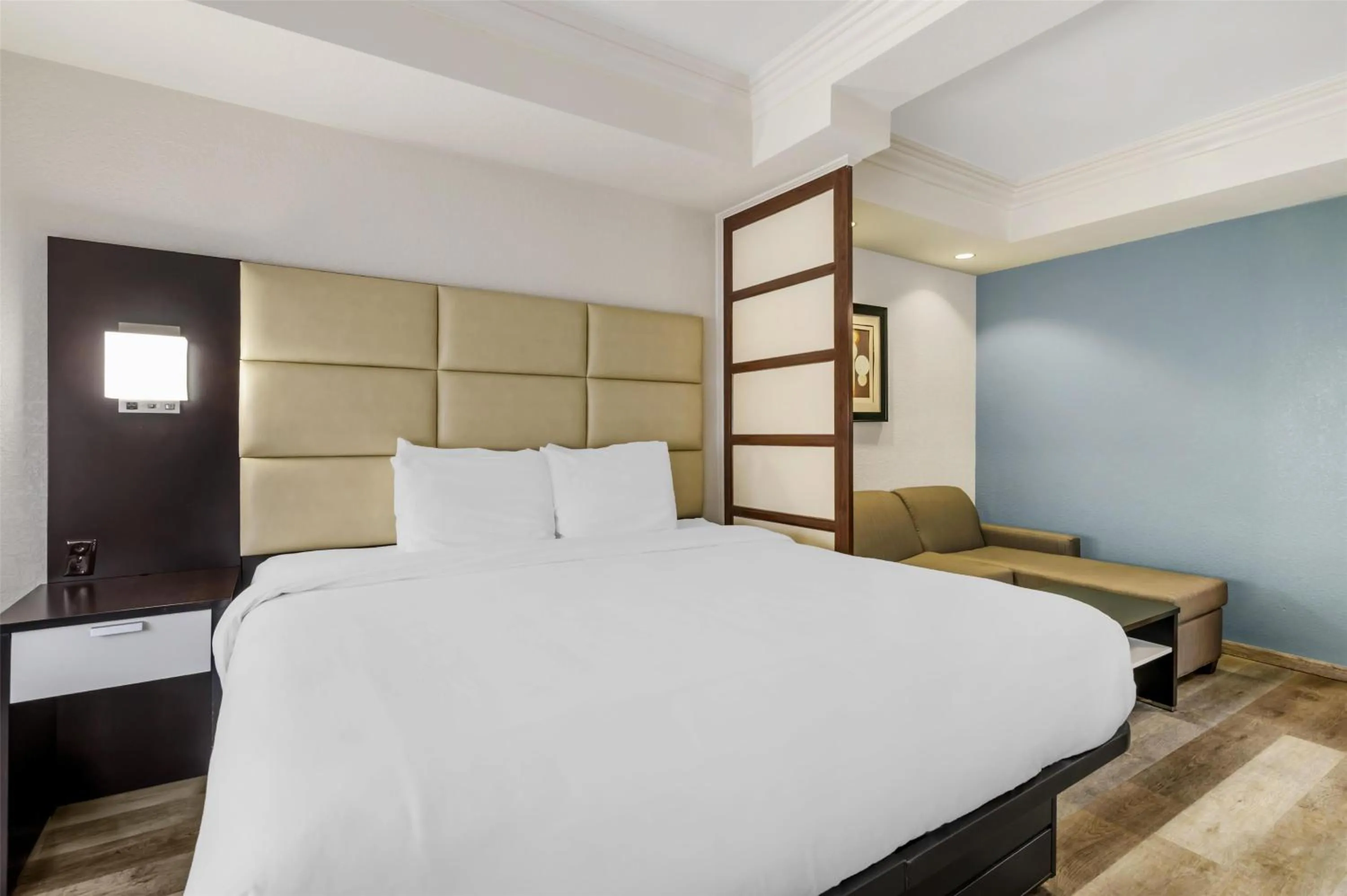 Bedroom, Bed in Best Western Plus JFK Inn & Suites